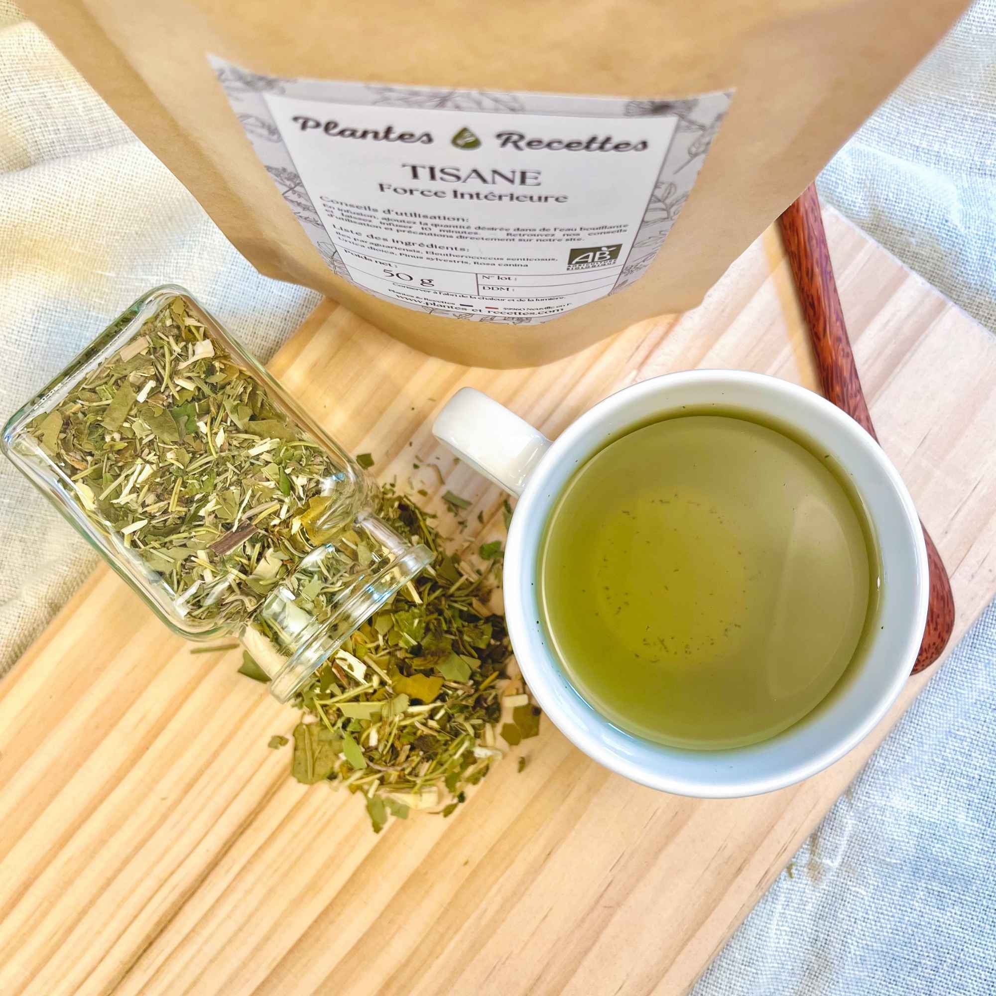 Tisane Force Intérieure – mélange de plantes, sachet et infusion visibles. Produit naturel proposé par Plantes et Recettes.