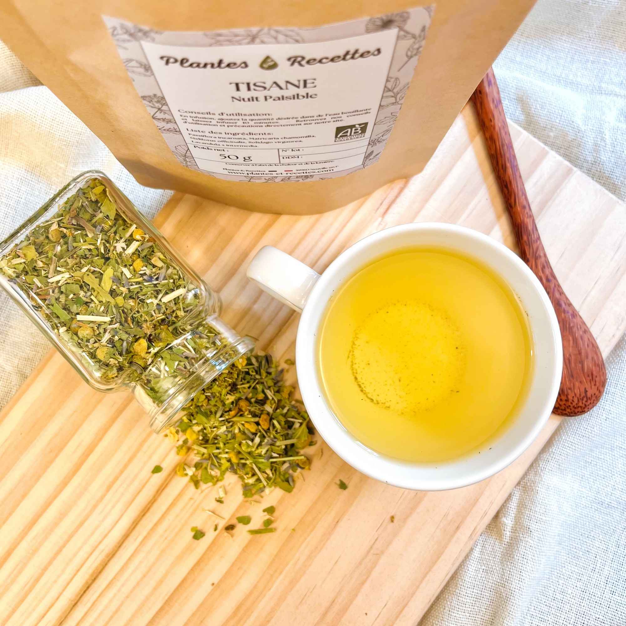 Tisane Nuit Paisible – mélange de plantes, sachet et infusion visibles. Produit naturel proposé par Plantes et Recettes.