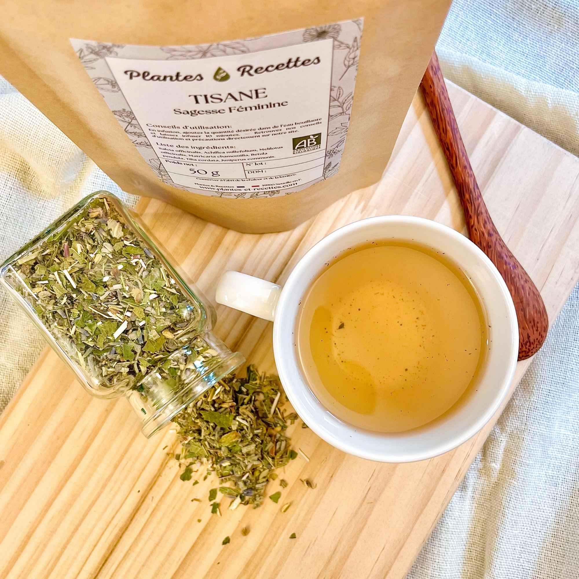 Tisane Sagesse Féminine – mélange de plantes, sachet et infusion visibles. Produit naturel proposé par Plantes et Recettes.