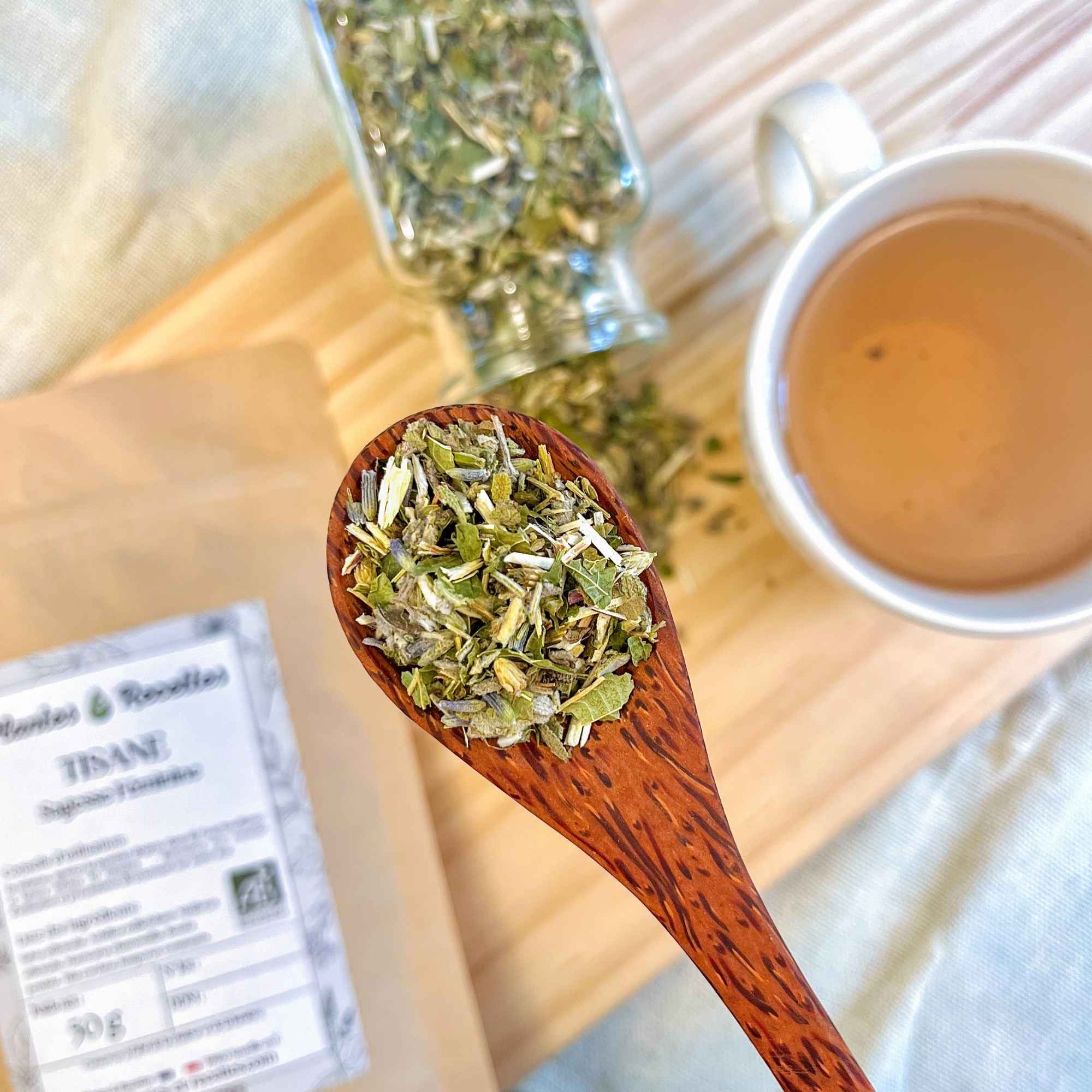 Tisane Sagesse Féminine – gros plan sur le mélange dans une cuillère en bois. Photo issue de Plantes et Recettes.