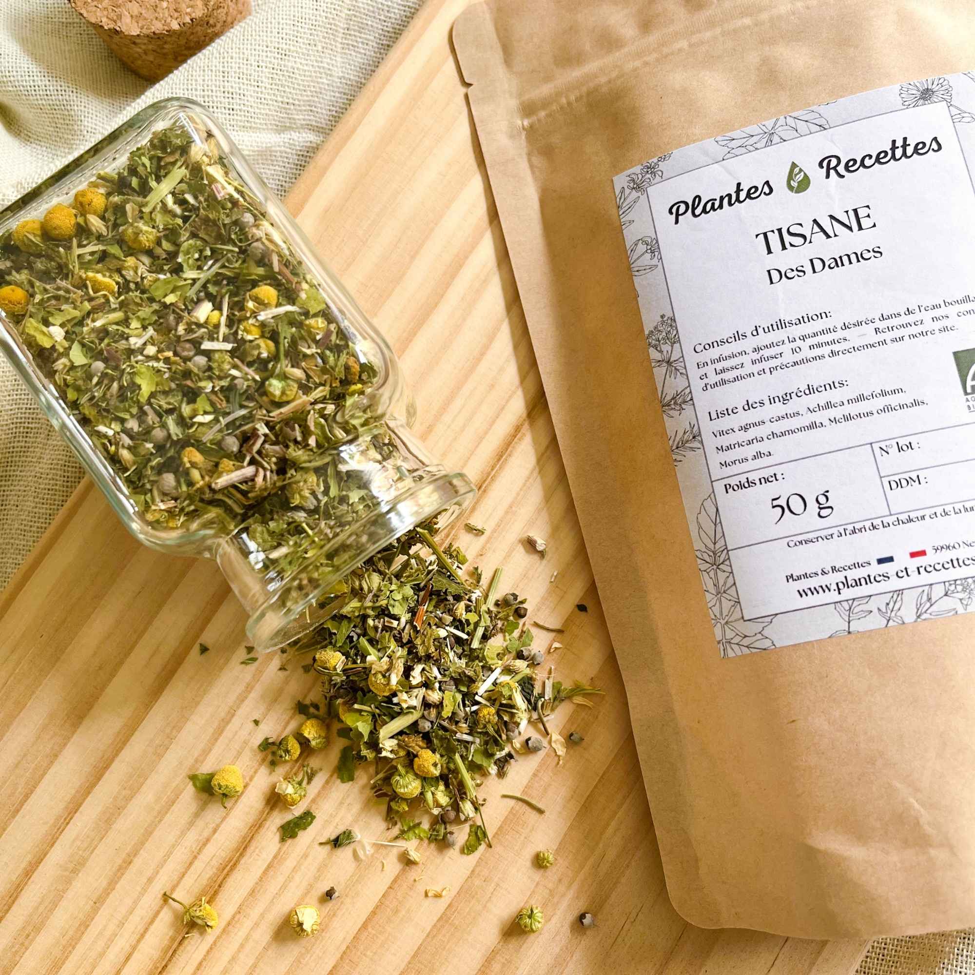 Tisane Des Dames – focus sur le mélange de plantes avec le paquet en arrière-plan. Plantes et Recettes.