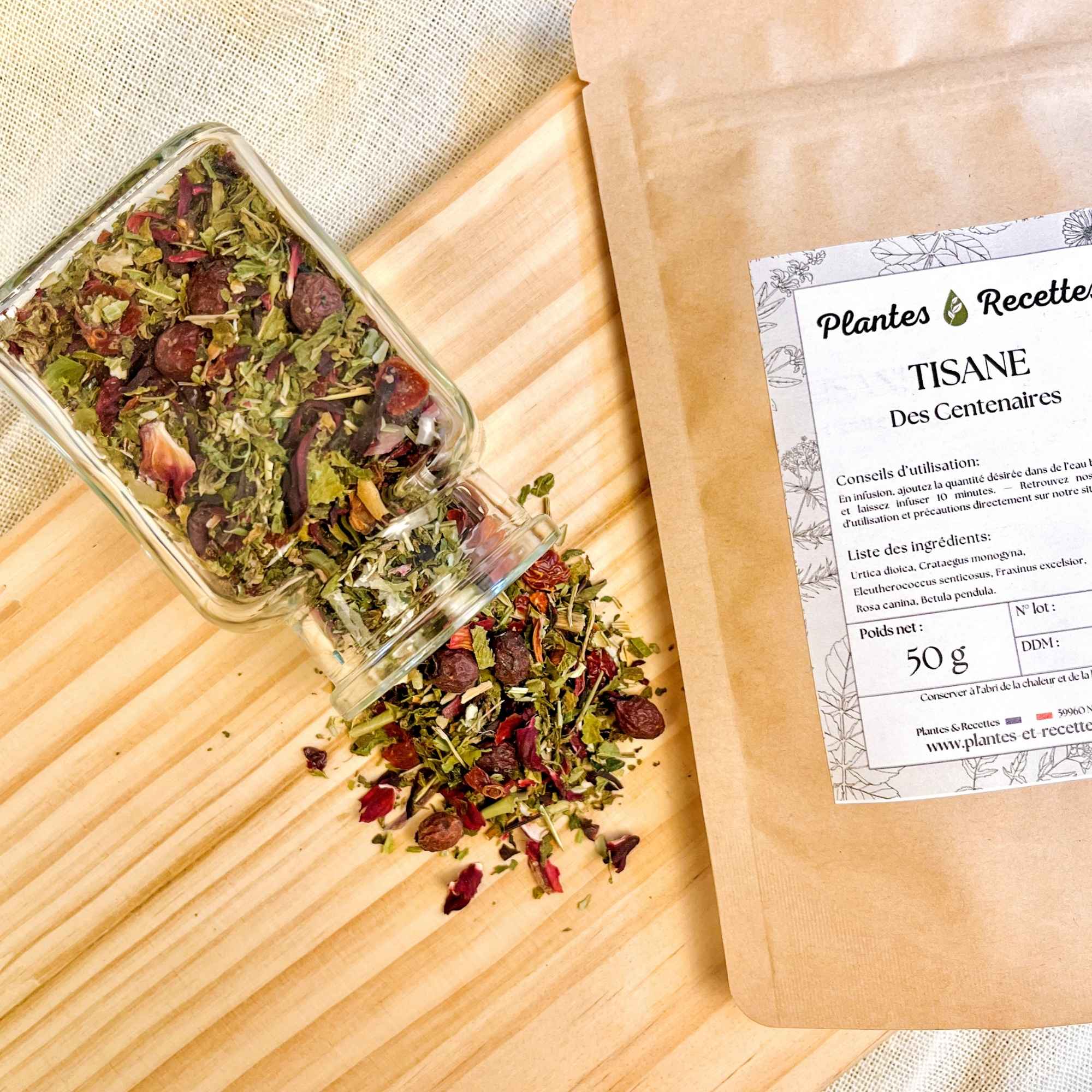Tisane Des Centenaires – focus sur le mélange de plantes avec le paquet en arrière-plan. Plantes et Recettes.