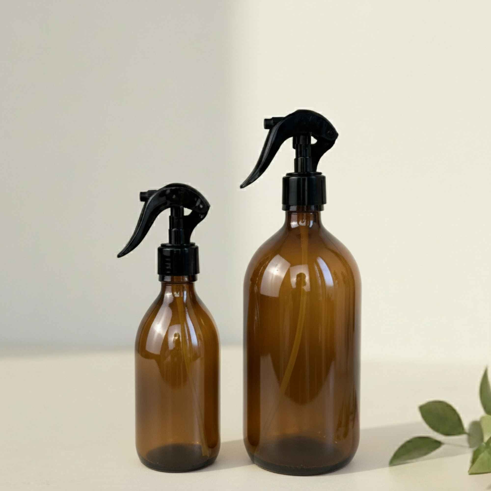 Bouteille spray en verre pour hydrolats, huiles ou solutions végétales.