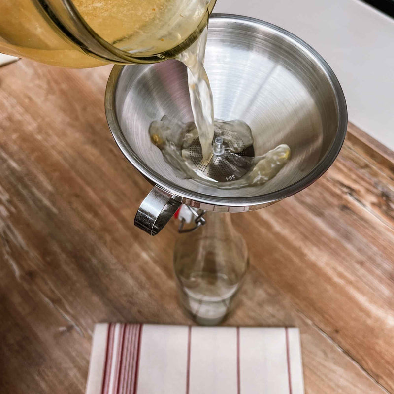 Mise en bouteille de kéfir de fruits maison, boisson fermentée naturelle présentée par Plantes-et-Recettes