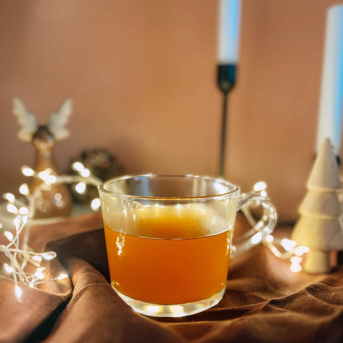 Une tisane épicée aux saveurs de Noël, idéale pour se réchauffer et se ressourcer en hiver.