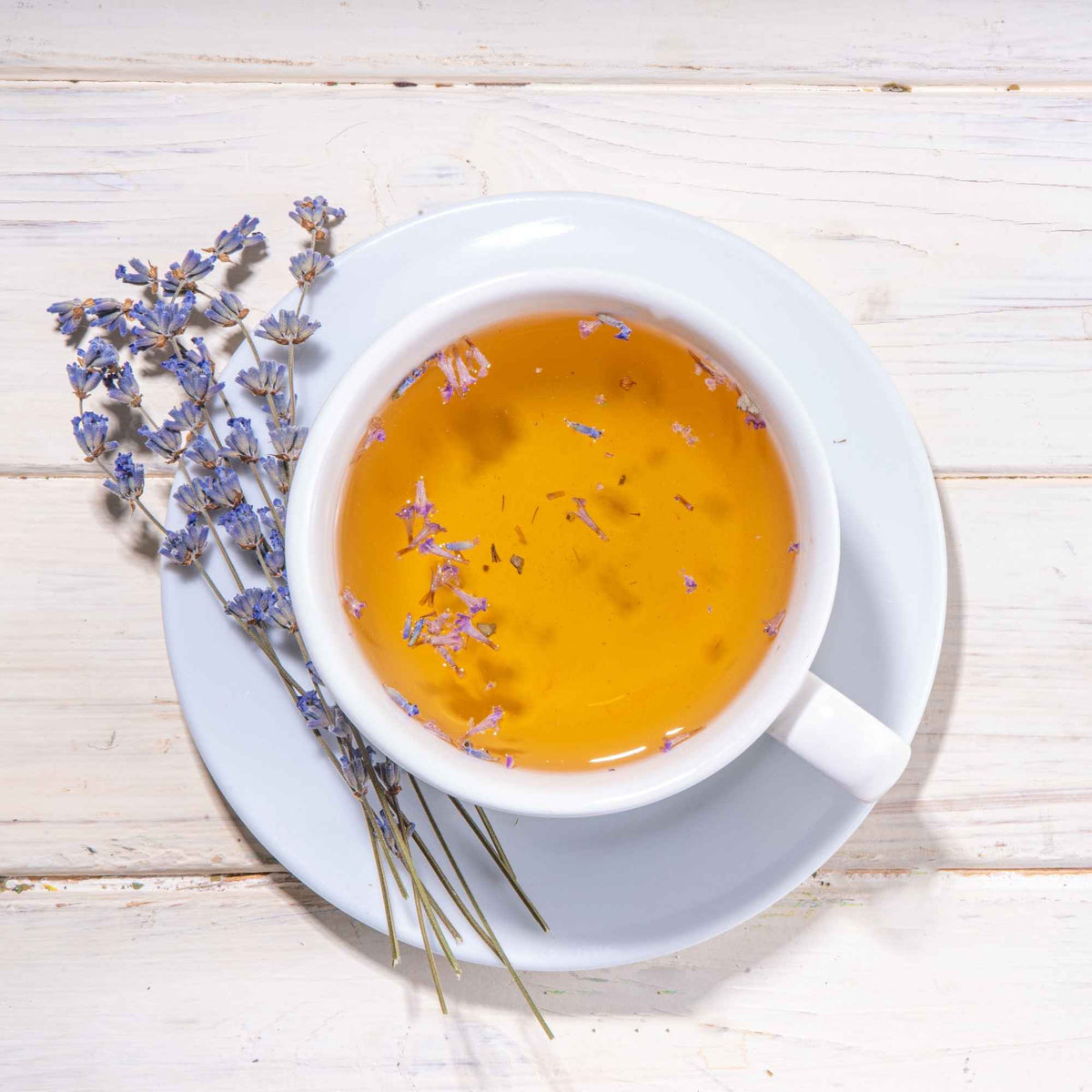 Infusion de plantes médicinales apaisantes pour améliorer le sommeil et réduire l’insomnie naturellement