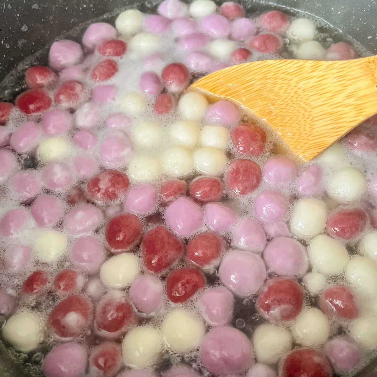 Bua Loi à l’hibiscus, dessert thaïlandais coloré au lait de coco