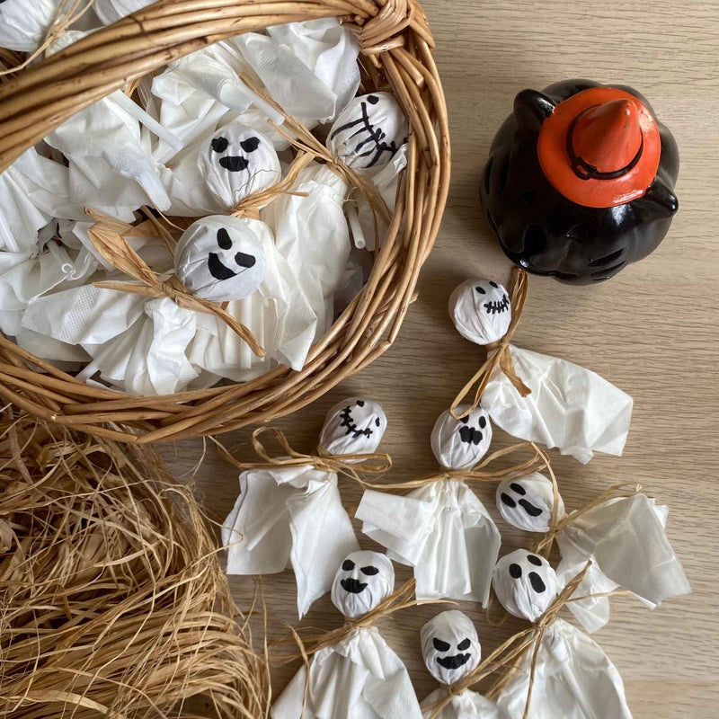 Petite activité manuelle d’Halloween pour enfants avec du raphia et des sucettes.