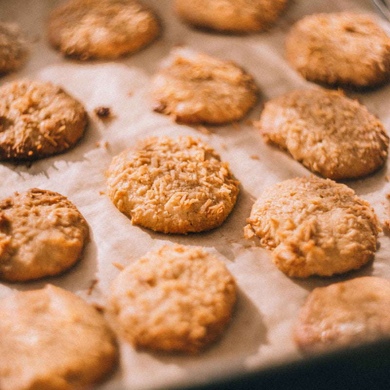Plaque de cuisson garnie de biscuits secs façon hardtack maison.
