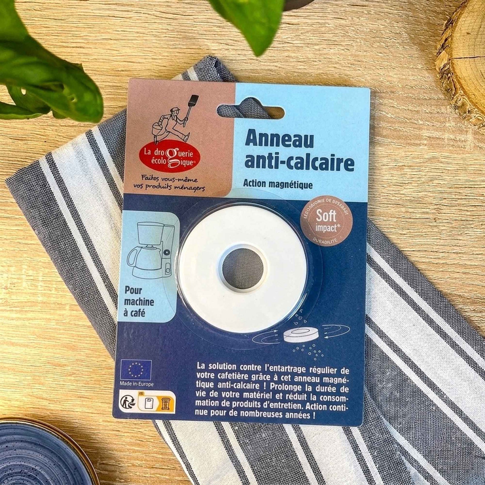 Anneau anti-calcaire magnétique réutilisable placé dans le réservoir d'une machine à café pour contribuer à limiter les dépôts de calcaire et accompagner l'entretien de l'appareil.