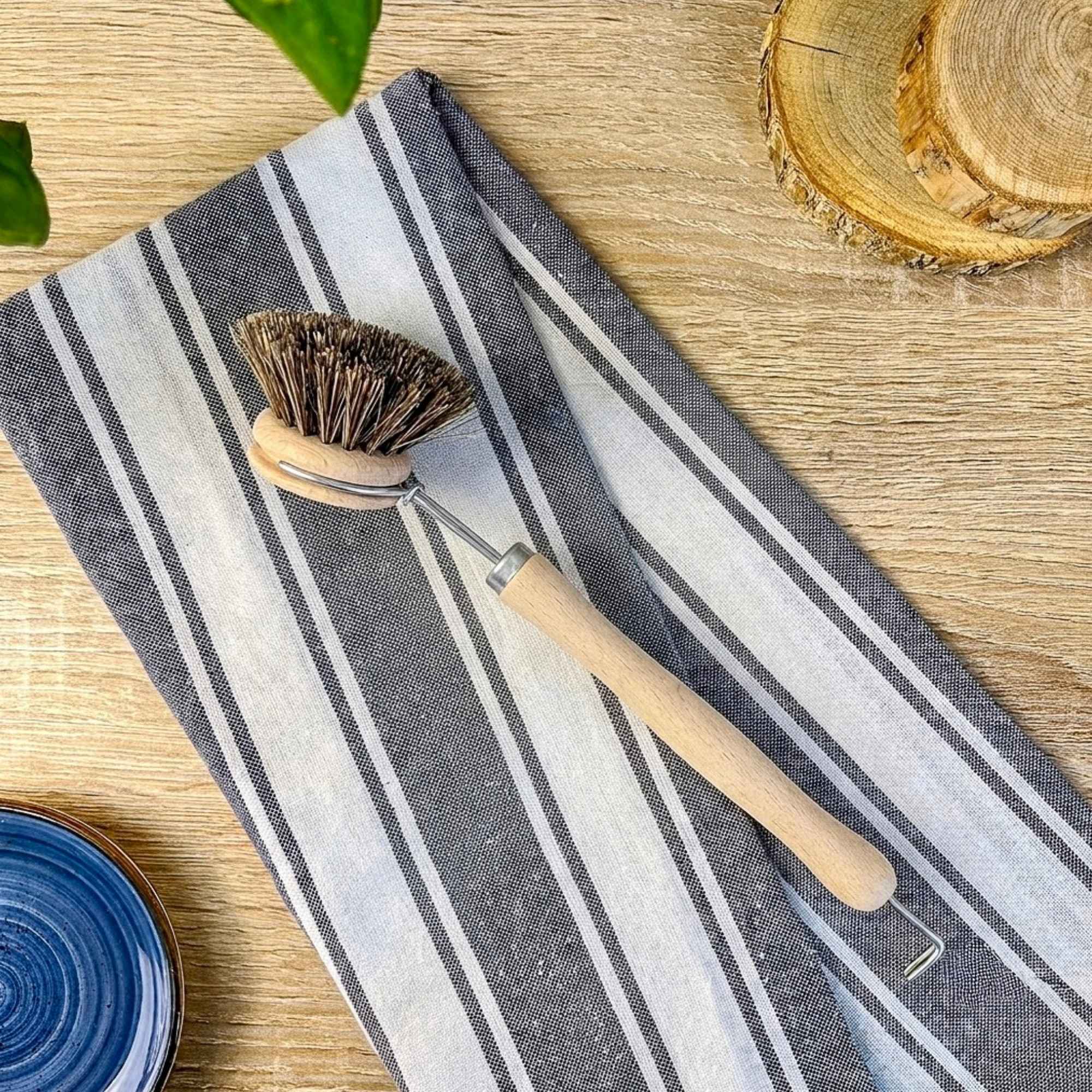 Brosse vaisselle en bois avec tête en crin de cheval naturel, idéale pour nettoyer délicatement la vaisselle, les verres et les surfaces fragiles.
