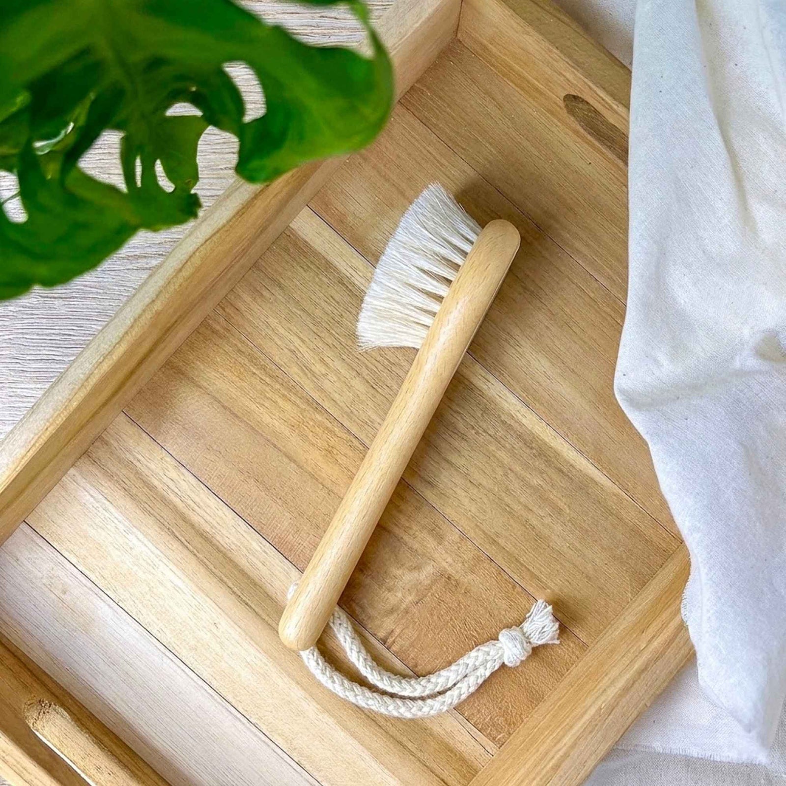 Brosse de nettoyage visage en bois de hêtre et crin de cheval naturel, idéale pour une routine beauté quotidienne tout en douceur.