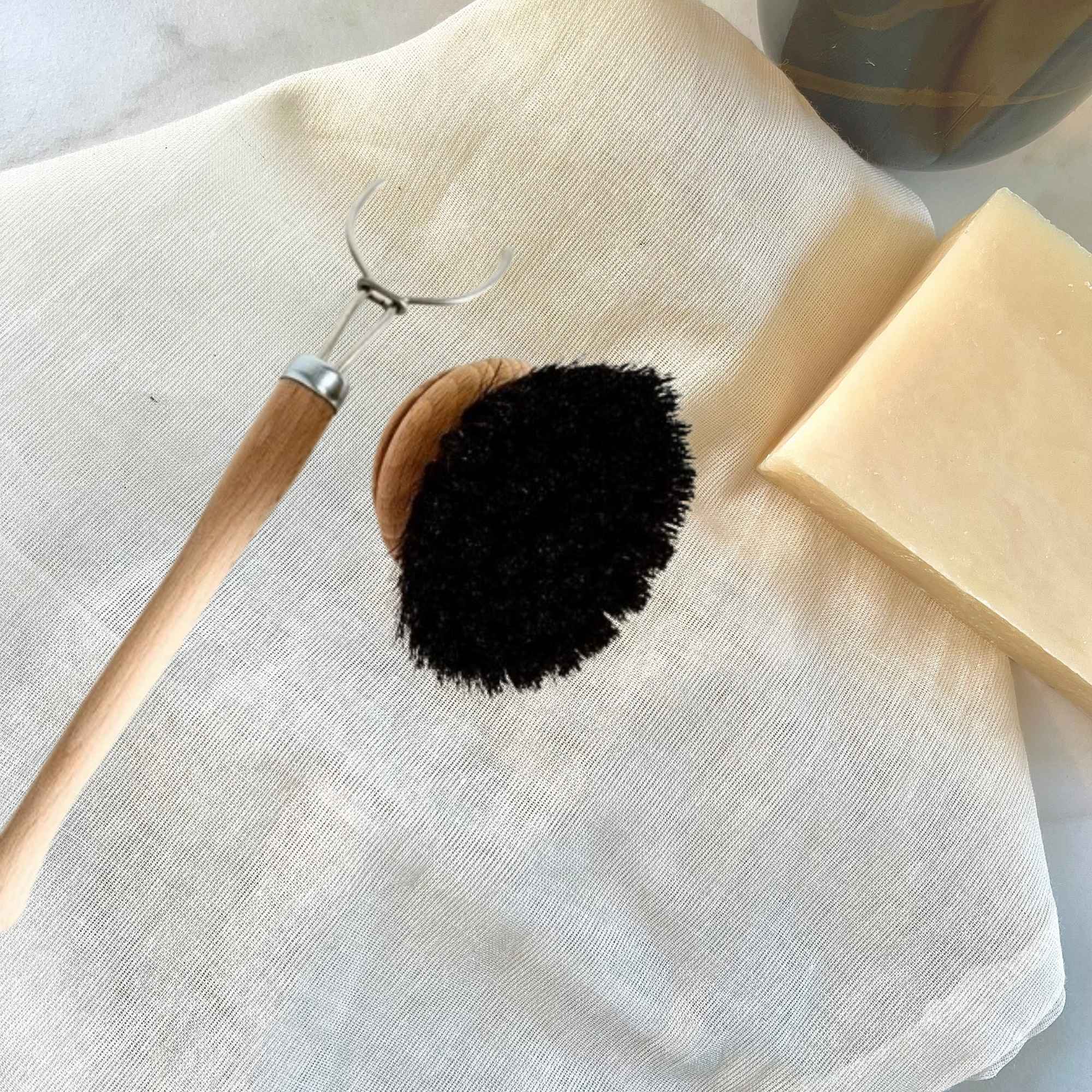 Brosse vaisselle en bois de hêtre avec poil en crin de cheval. Vaisselle fragile et objets délicats
