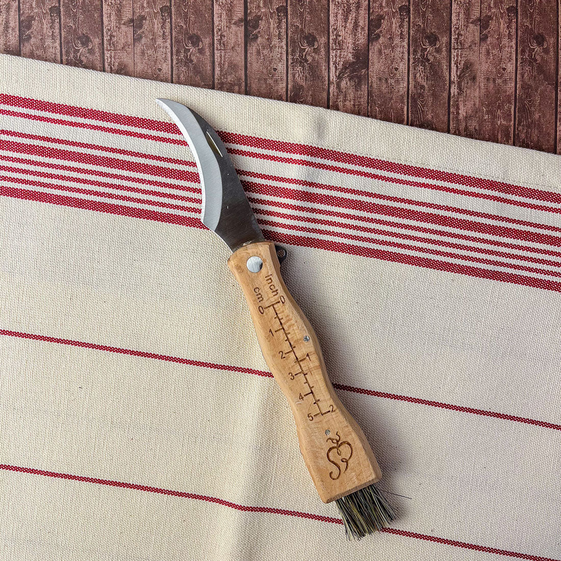 Couteau à champignons avec brosse en bois et lame en inox