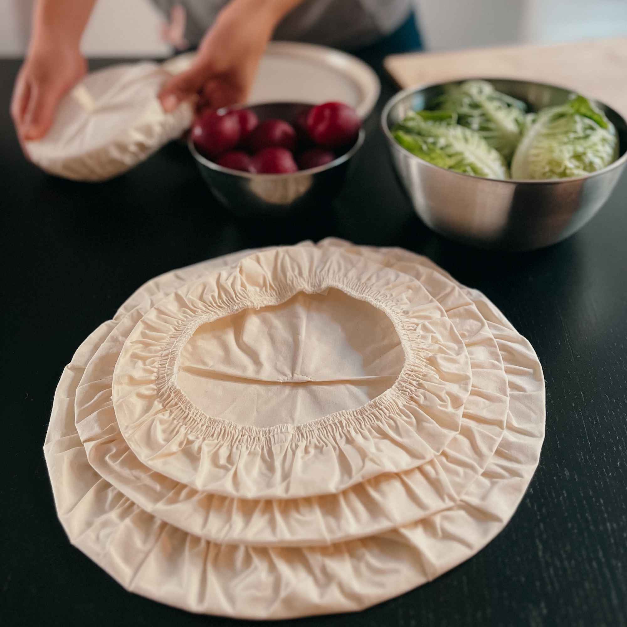 Couvercles en coton bio utilisés en cuisine pour couvrir bols et saladiers, une alternative zéro déchet pratique et durable.