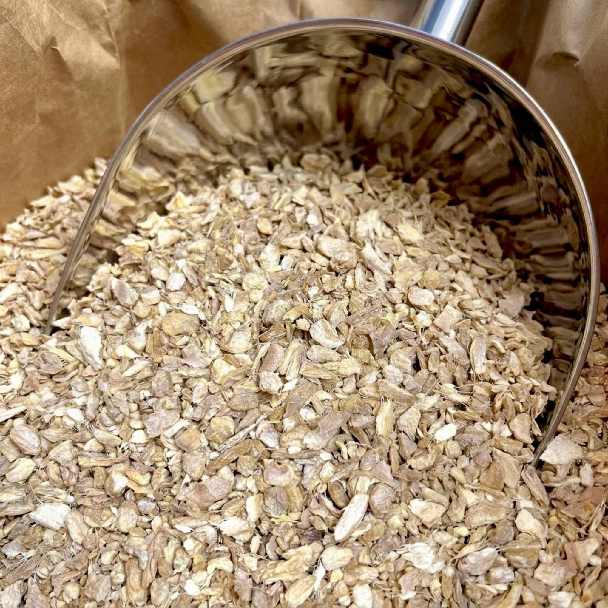Rhizomes de gingembre bio séchés et coupés (Zingiber officinale), présentés en vrac pour préparer des infusions, Ginger Beer, kéfirs, sirops et recettes maison.