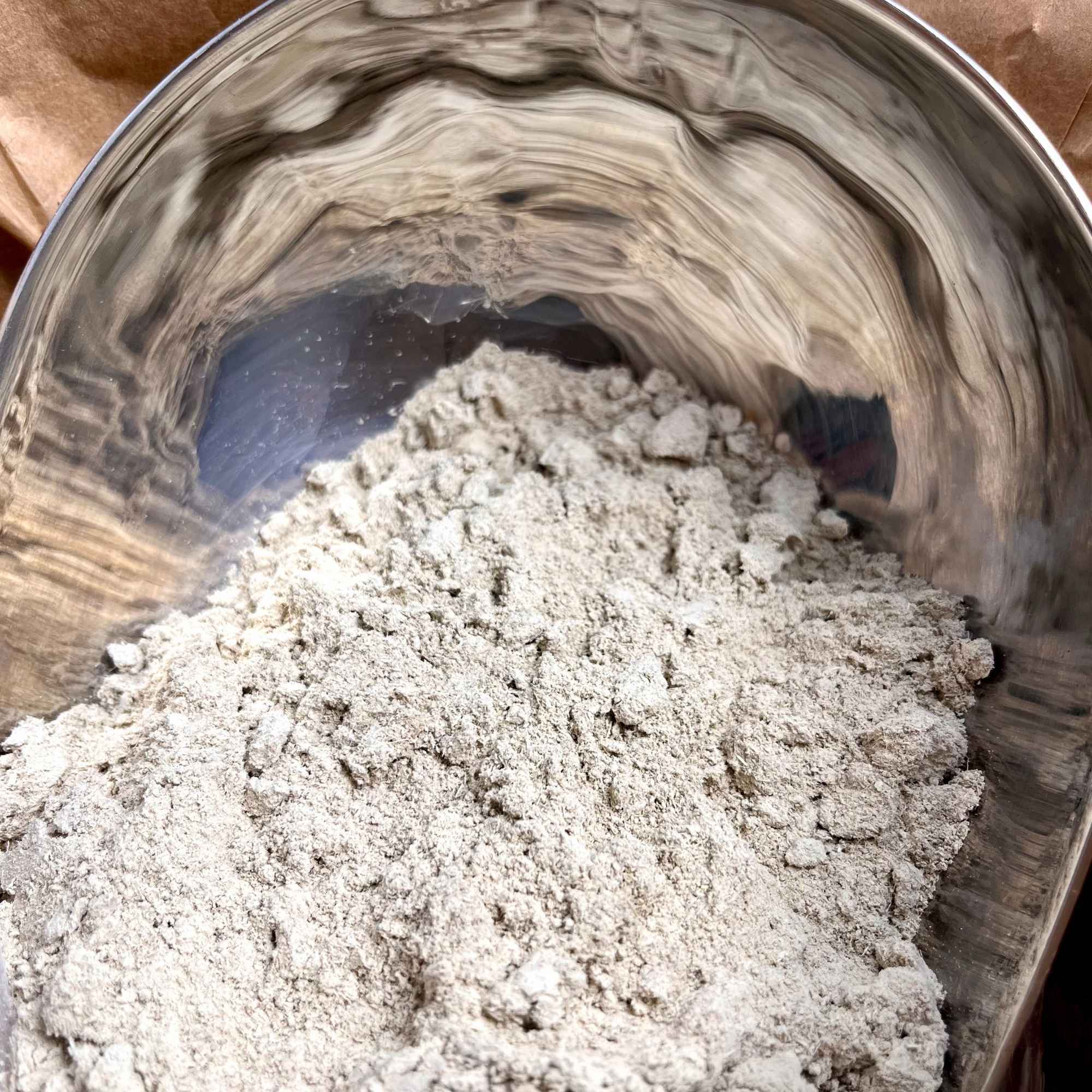 Poudre de guimauve bio riche en mucilages. Idéale pour soins capillaires, cosmétiques maison et préparations traditionnelles.