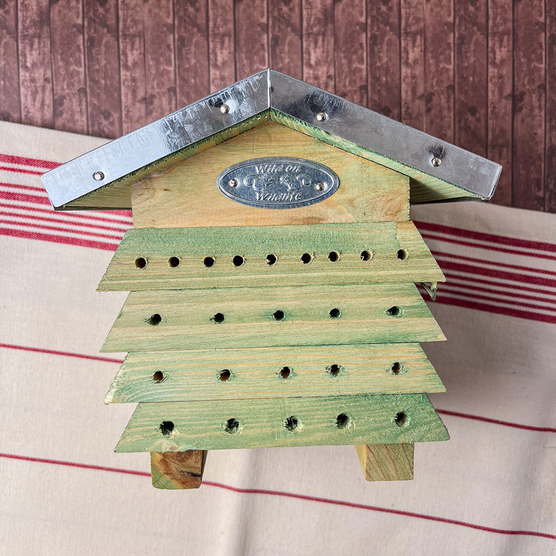 Hôtel à abeilles en bois naturel avec toit en zinc