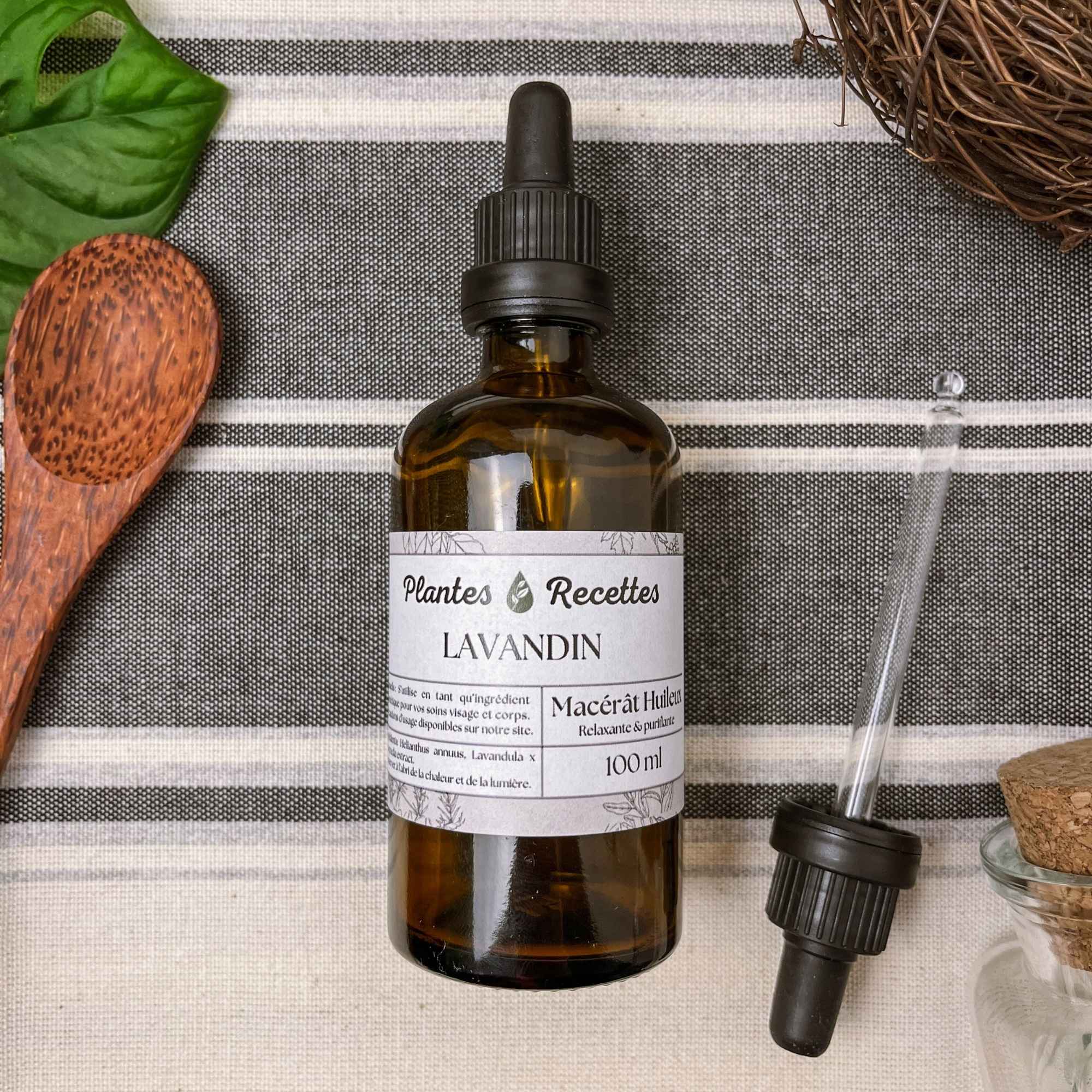 Texte alternatif image : Macérat huileux de Lavandin – Huile de soin relaxante et purifiante, parfaite pour les massages et les tensions cutanées. Plantes et Recettes