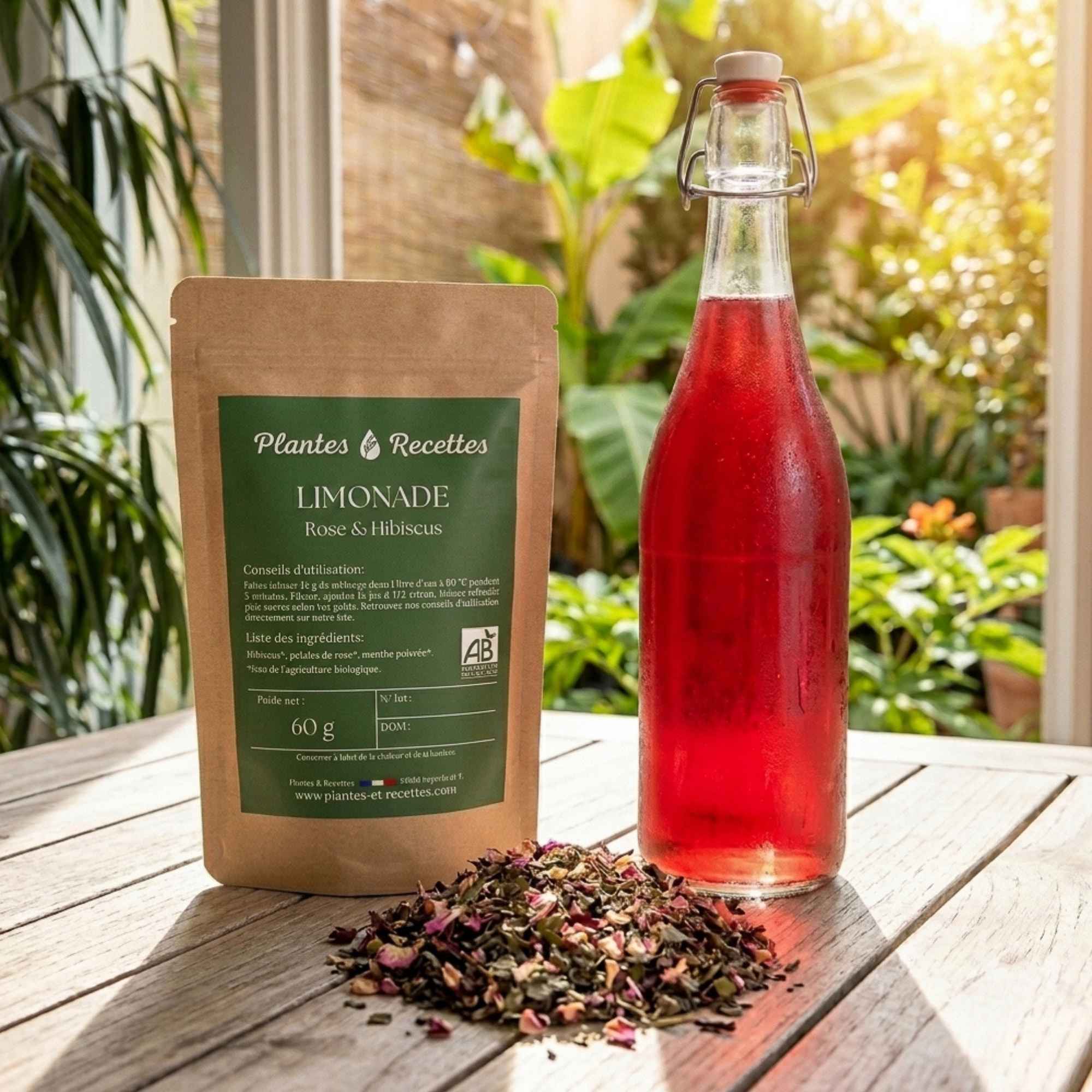 Sachet de limonade Rose & Hibiscus Plantes & Recettes avec bouteille de limonade maison rouge et mélange de fleurs et plantes biologiques.
