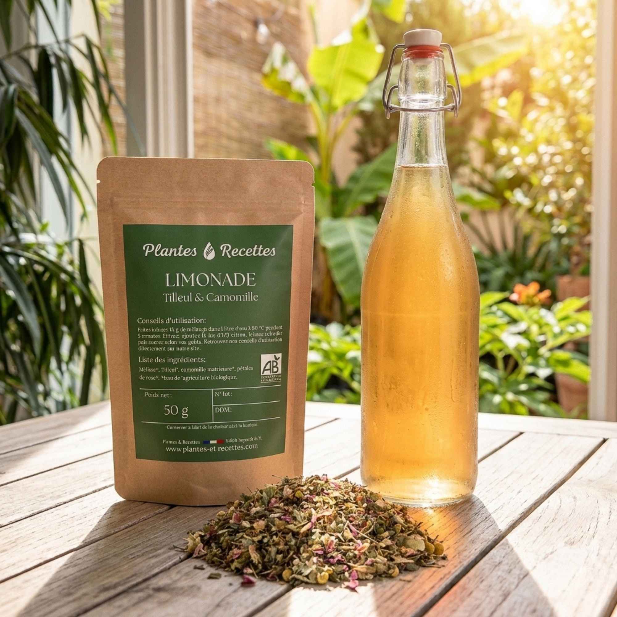 Sachet de limonade Tilleul & Camomille Plantes & Recettes avec bouteille de limonade maison et mélange de plantes biologiques sur une table en bois.