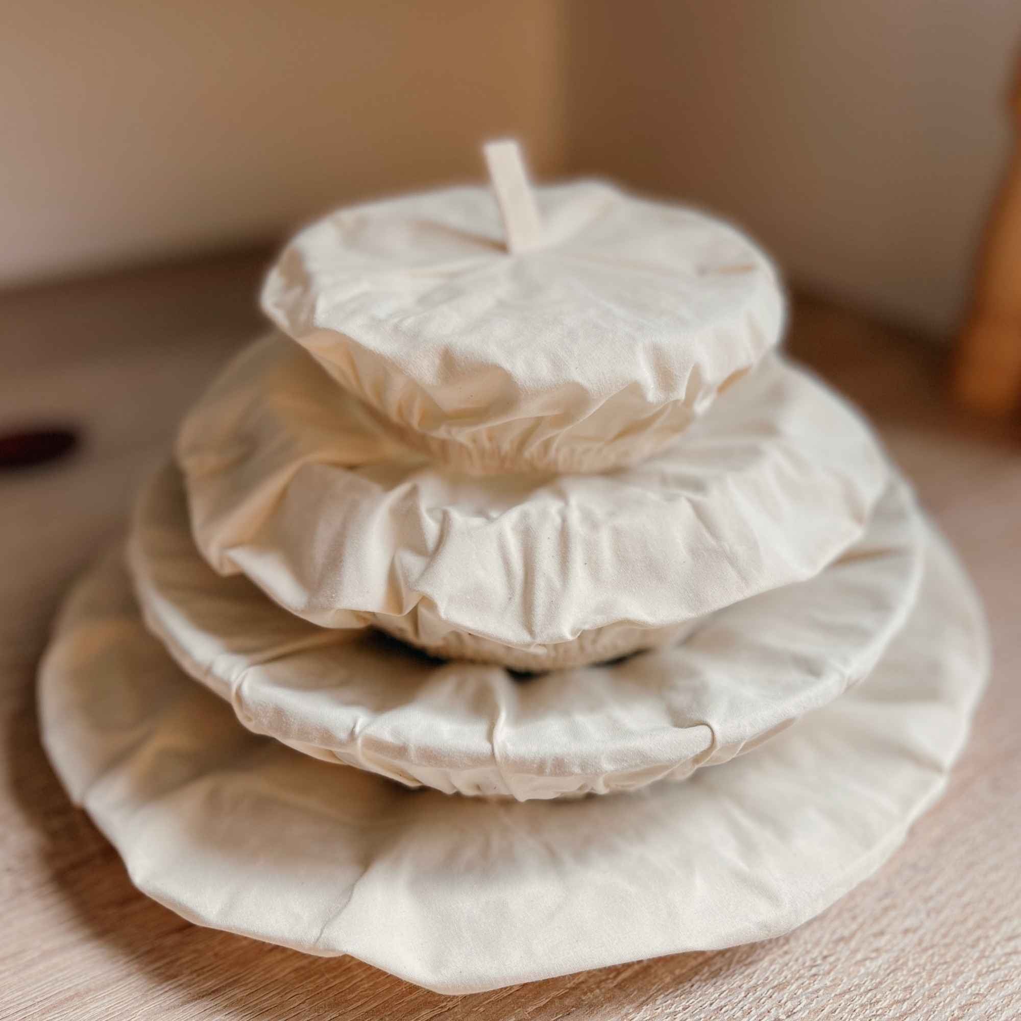 Lot de couvercles en coton bio réutilisables, pratiques pour protéger plats et saladiers dans une cuisine zéro déchet.