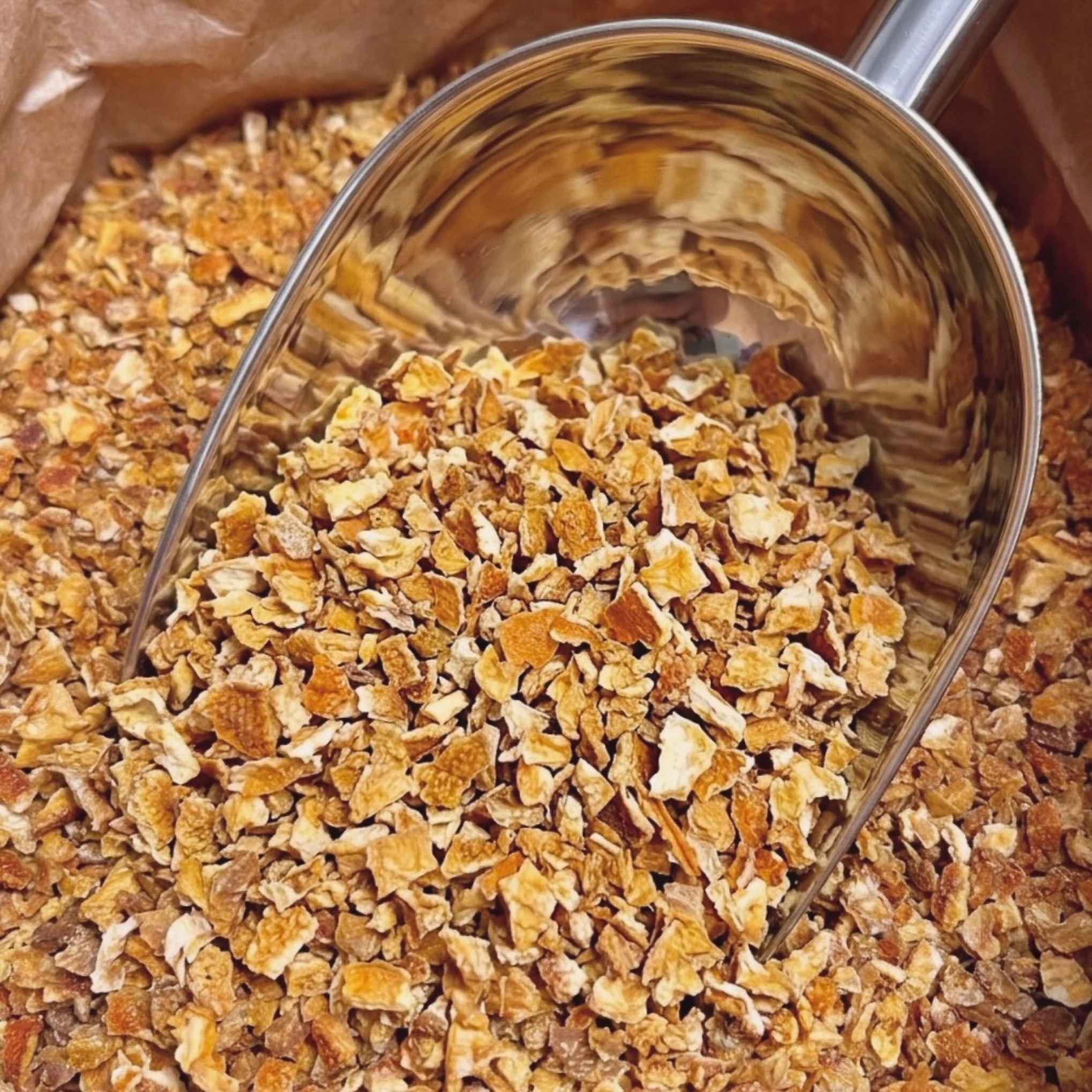 Écorces d'orange douce bio séchées (Citrus sinensis) en vrac, utilisées pour les infusions, les boissons maison, les thés glacés, les sirops, les pâtisseries et de nombreuses recettes gourmandes.