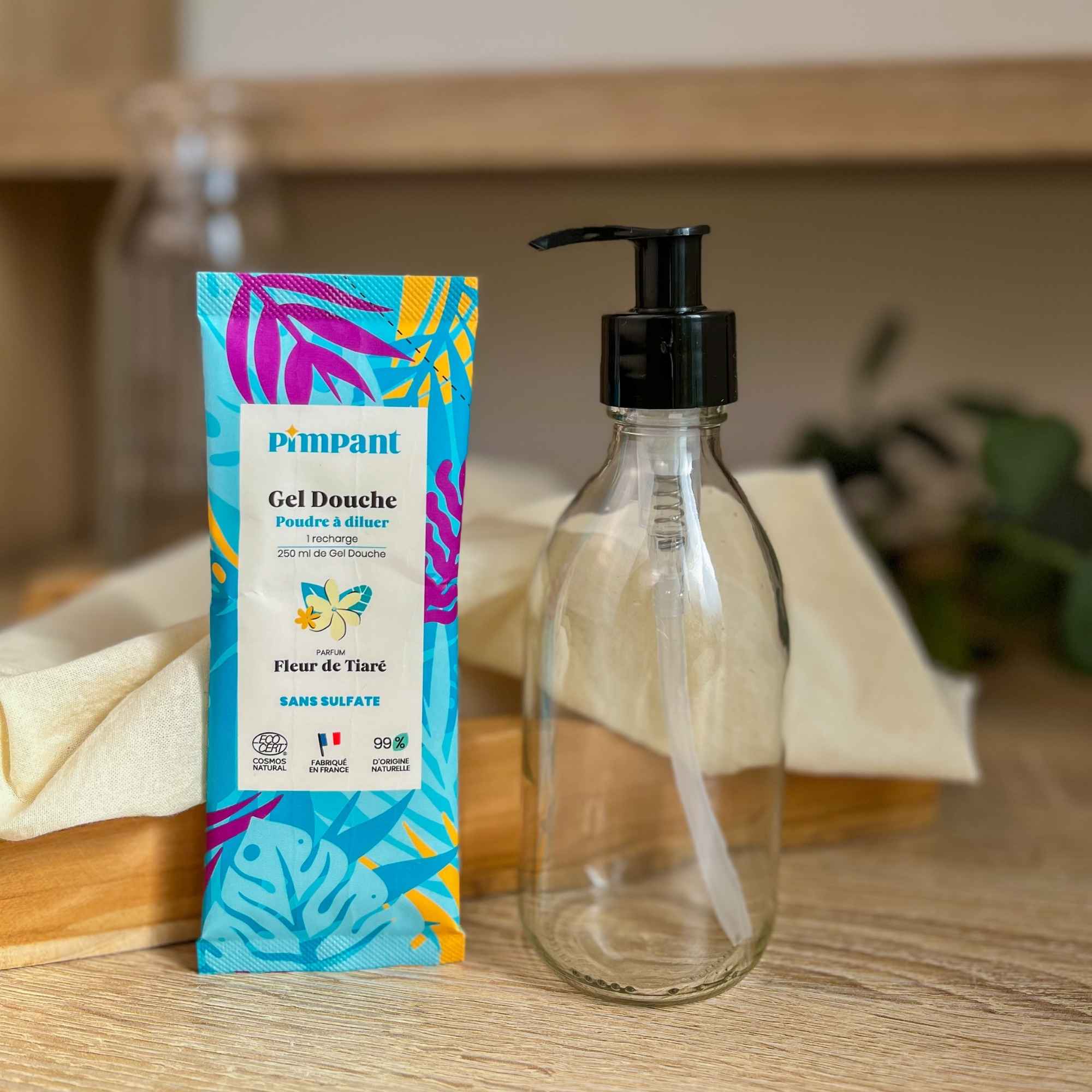 Gel douche parfumé à la fleur de tiaré vendu par Plantes & Recettes.