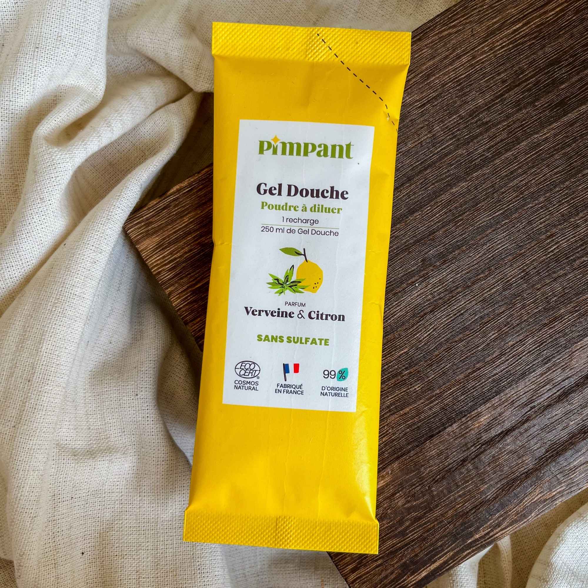 Produit lavant doux au parfum frais de verveine citron.