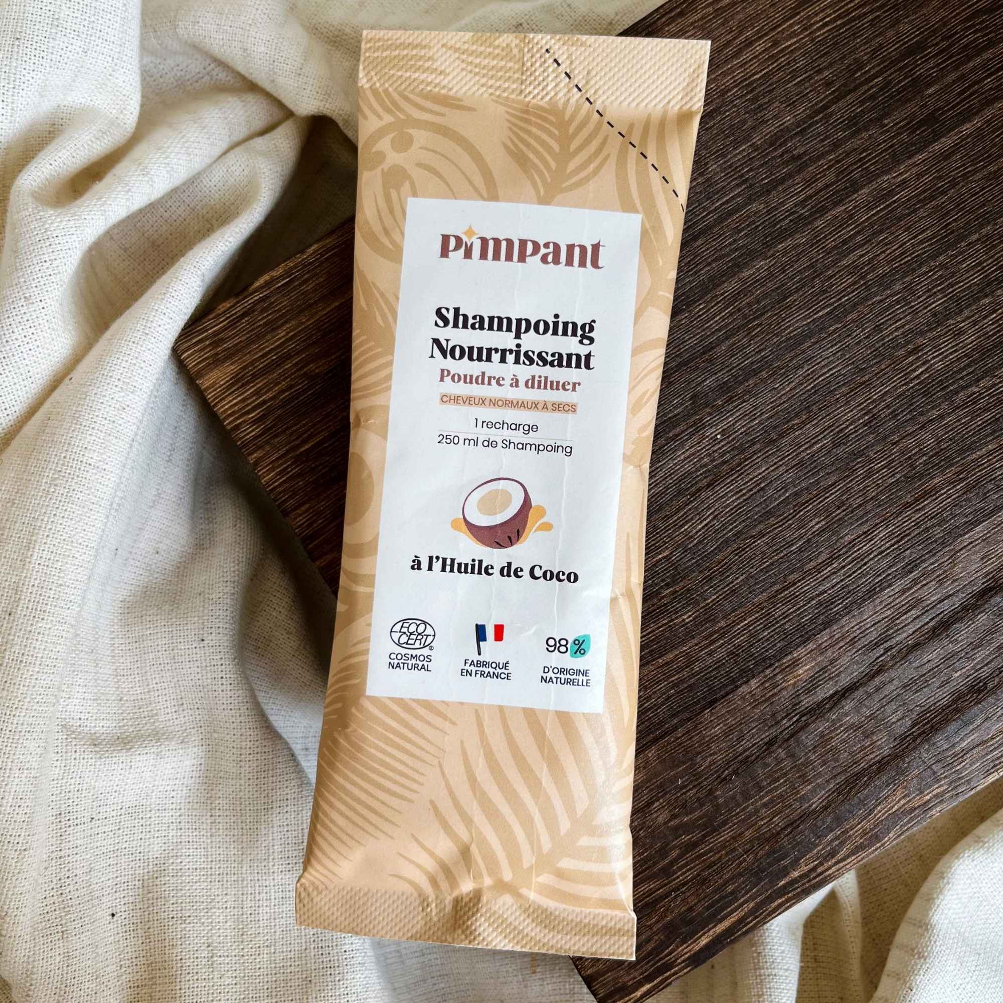 Produit capillaire naturel et hydratant au parfum de coco.