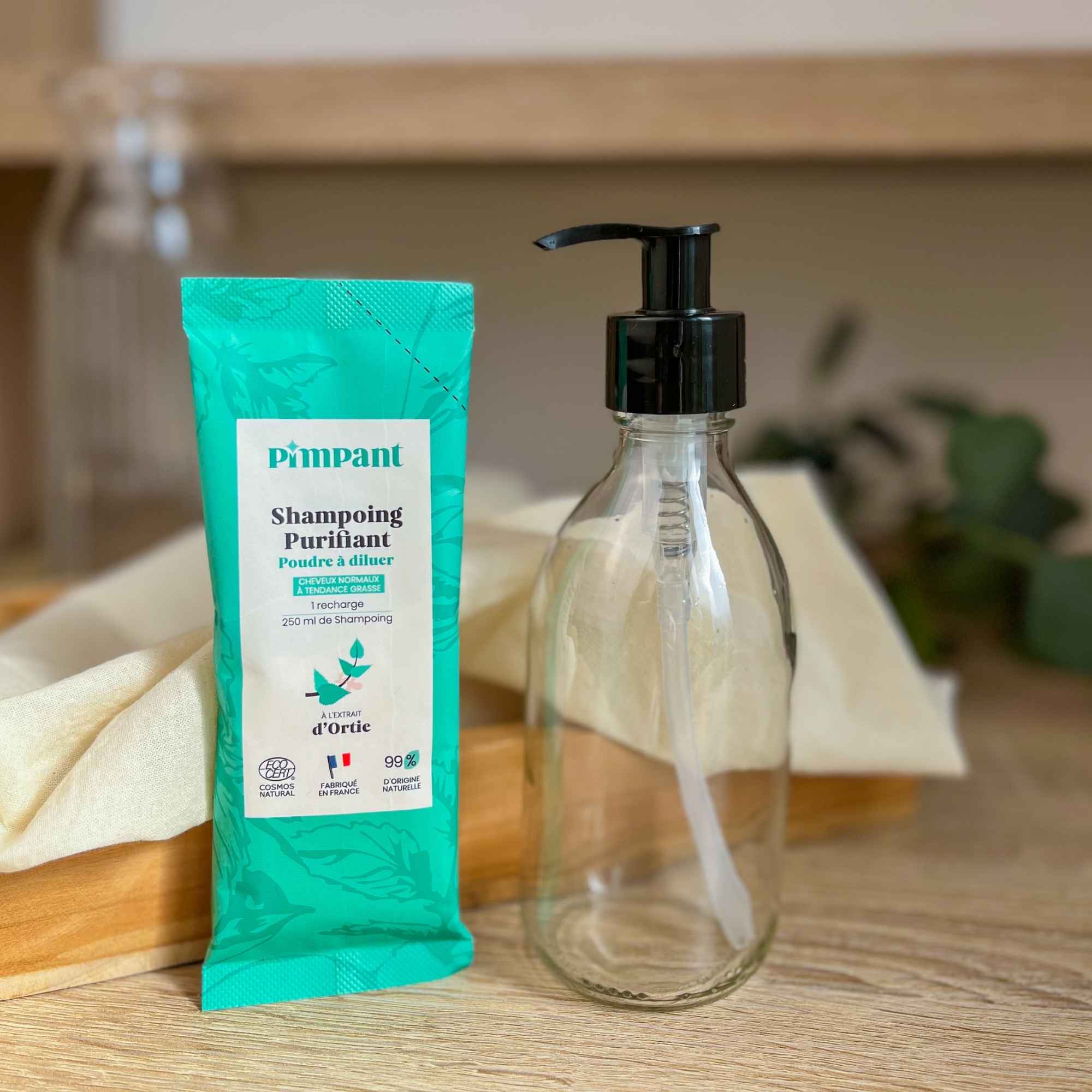 Shampoing à diluer pour cheveux légers et sains.