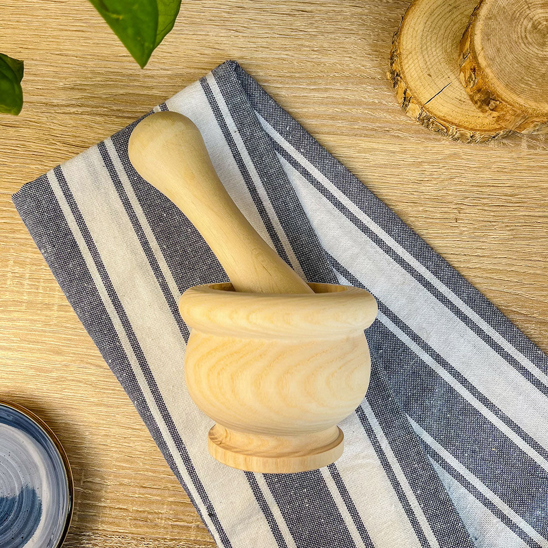 Petit mortier en frêne avec pilon pour écraser plantes et épices