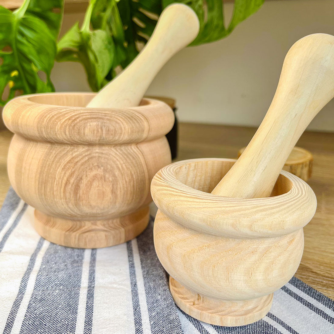 Petit mortier en frêne avec pilon pour écraser plantes et épices