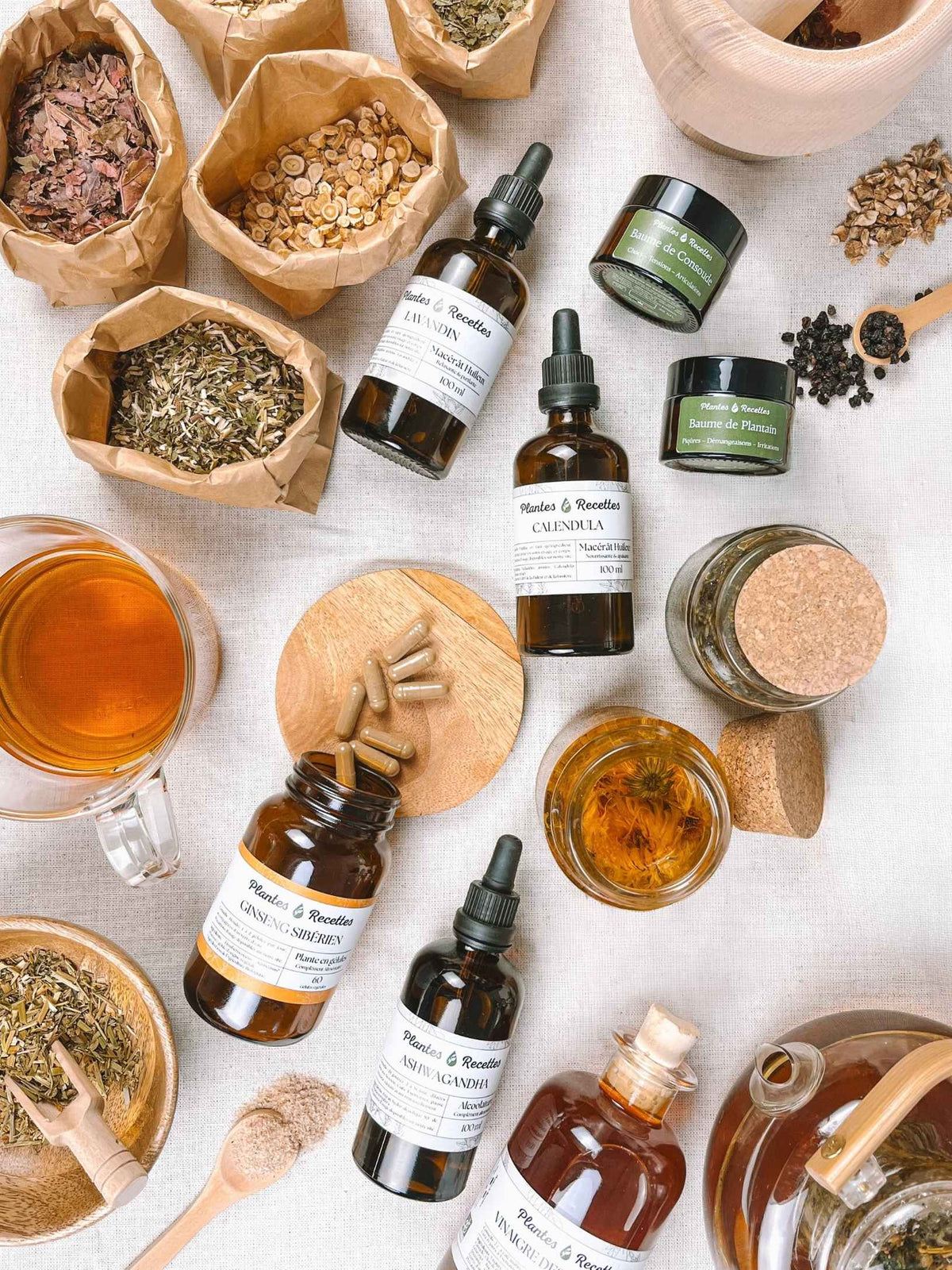 Produits d'herboristerie fabriqués dans notre atelier : plantes médicinales séchées, tisanes, ingrédients naturels et préparations à base de plantes