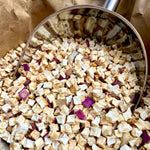 Morceaux de pomme bio séchée (Malus domestica) présentés en vrac, idéals pour préparer des infusions, thés glacés, kéfirs, sirops, desserts et recettes maison.