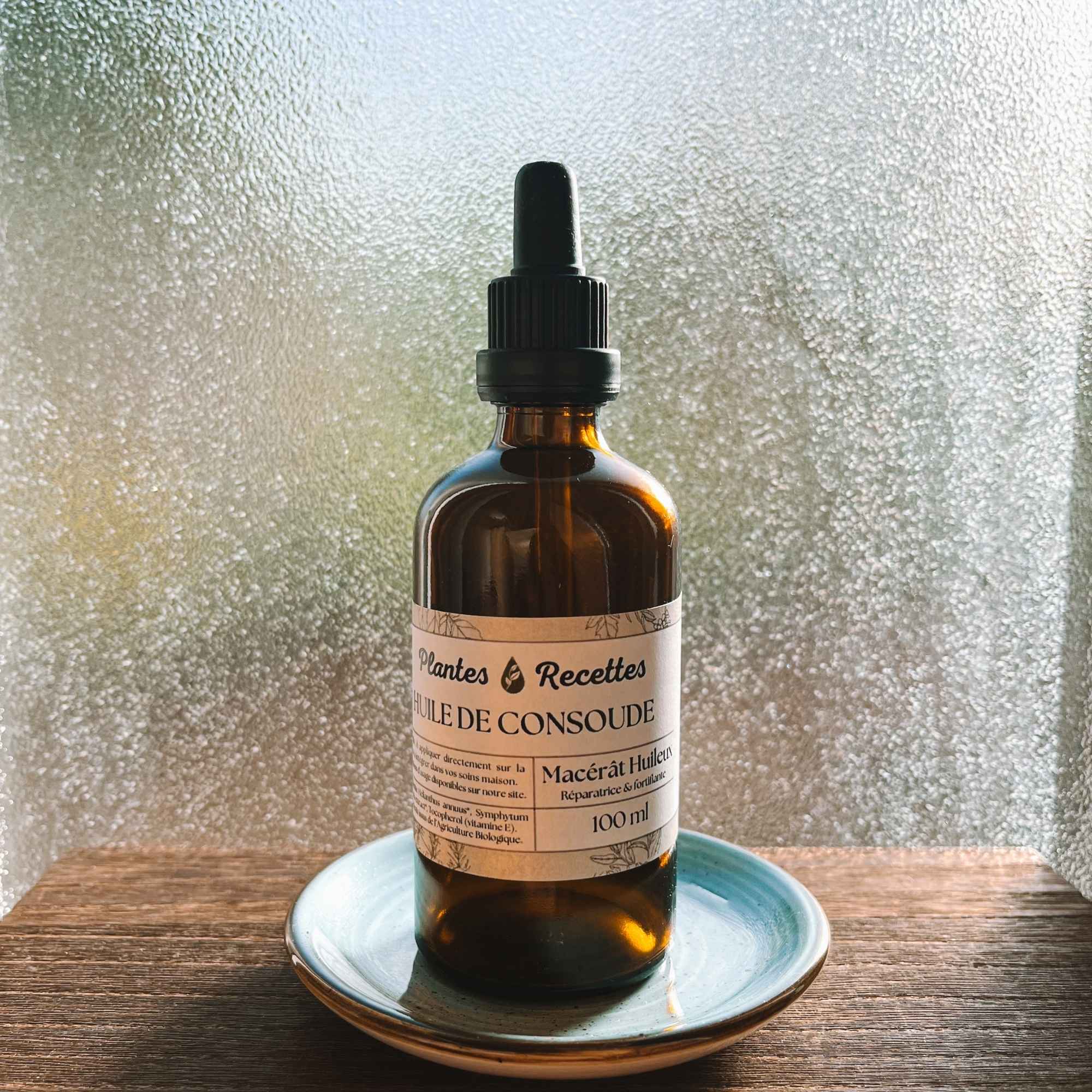 Feuilles de consoude bio infusées lentement dans une huile végétale pour créer un macérat concentré, nourrissant et réparateur Plantes & Recettes.