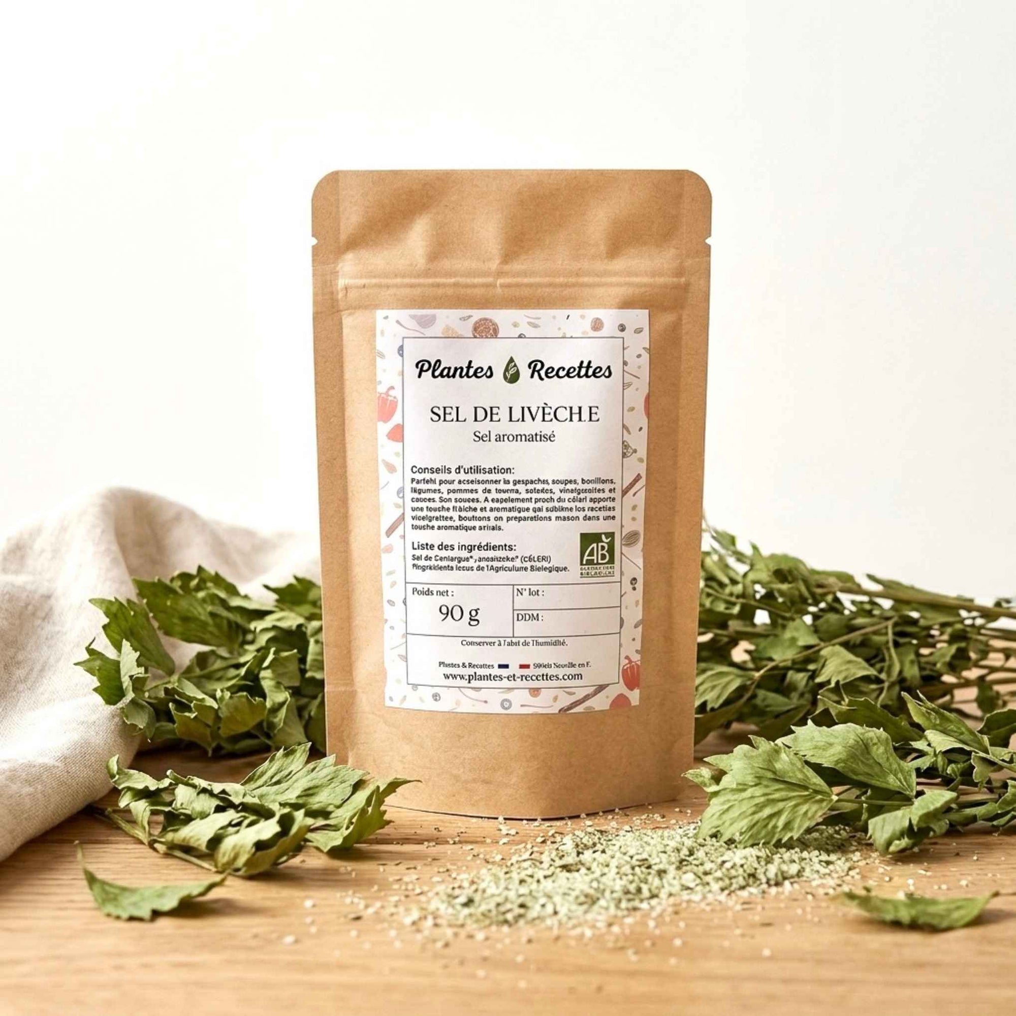 Sachet de Sel à la Livèche BIO Plantes & Recettes présenté avec de la livèche fraîche et du sel de Camargue, idéal pour parfumer les gaspachos, soupes, légumes et grillades.