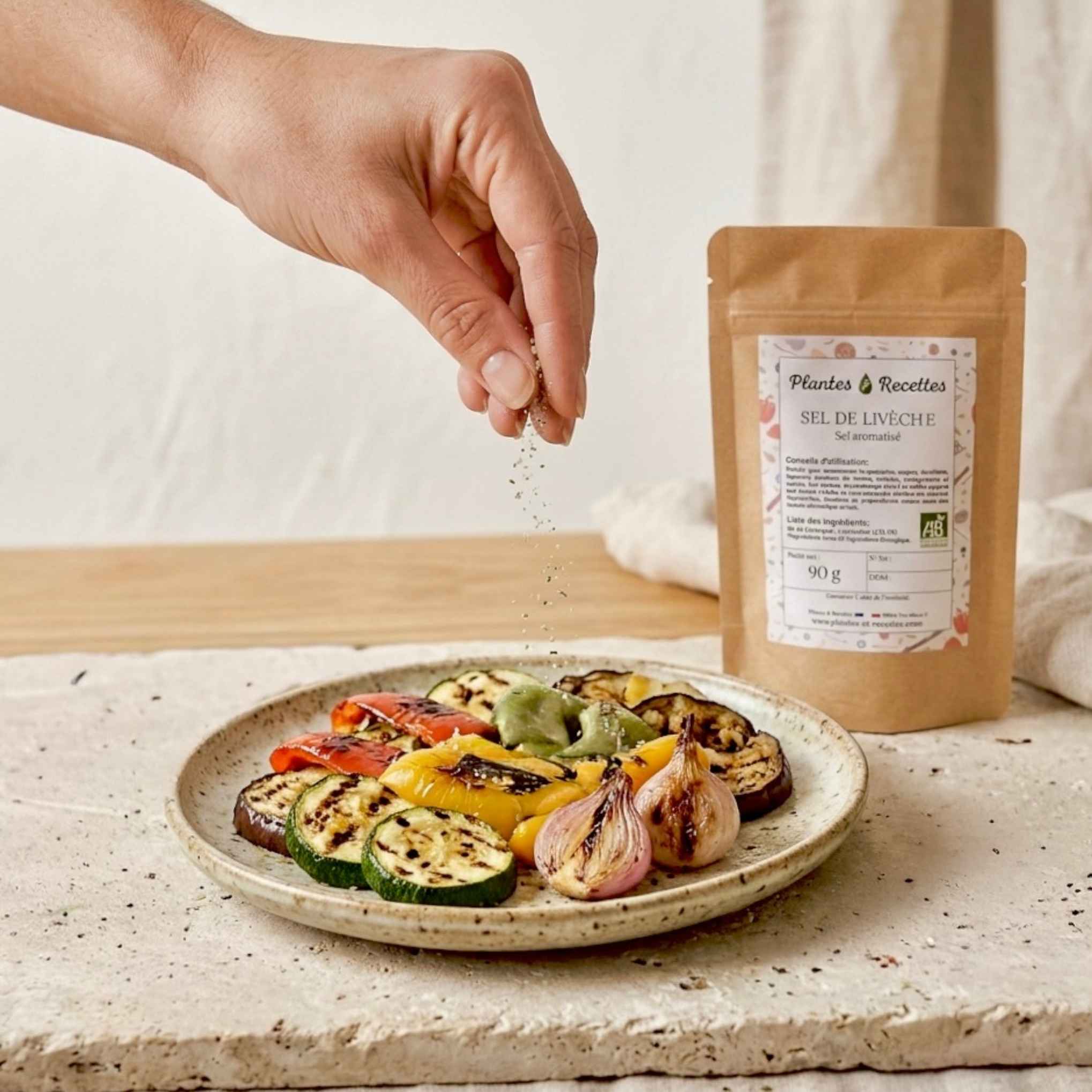 Bol de gaspacho maison assaisonné avec du Sel à la Livèche BIO, accompagné de tomates, de concombre et de livèche fraîche pour illustrer son utilisation en cuisine.