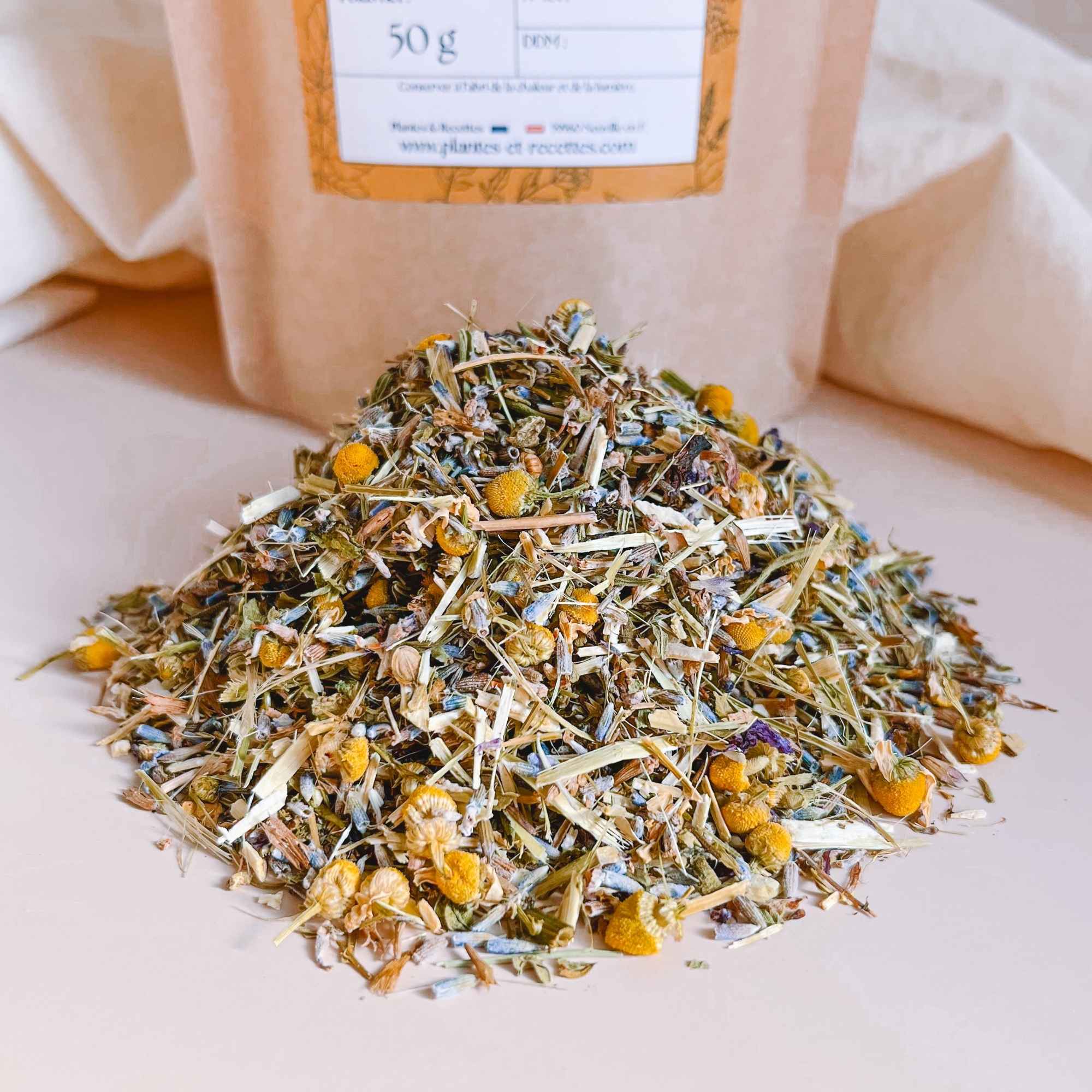 Plantes prêtes à infuser pour créer un sirop maison Douce’Gorge