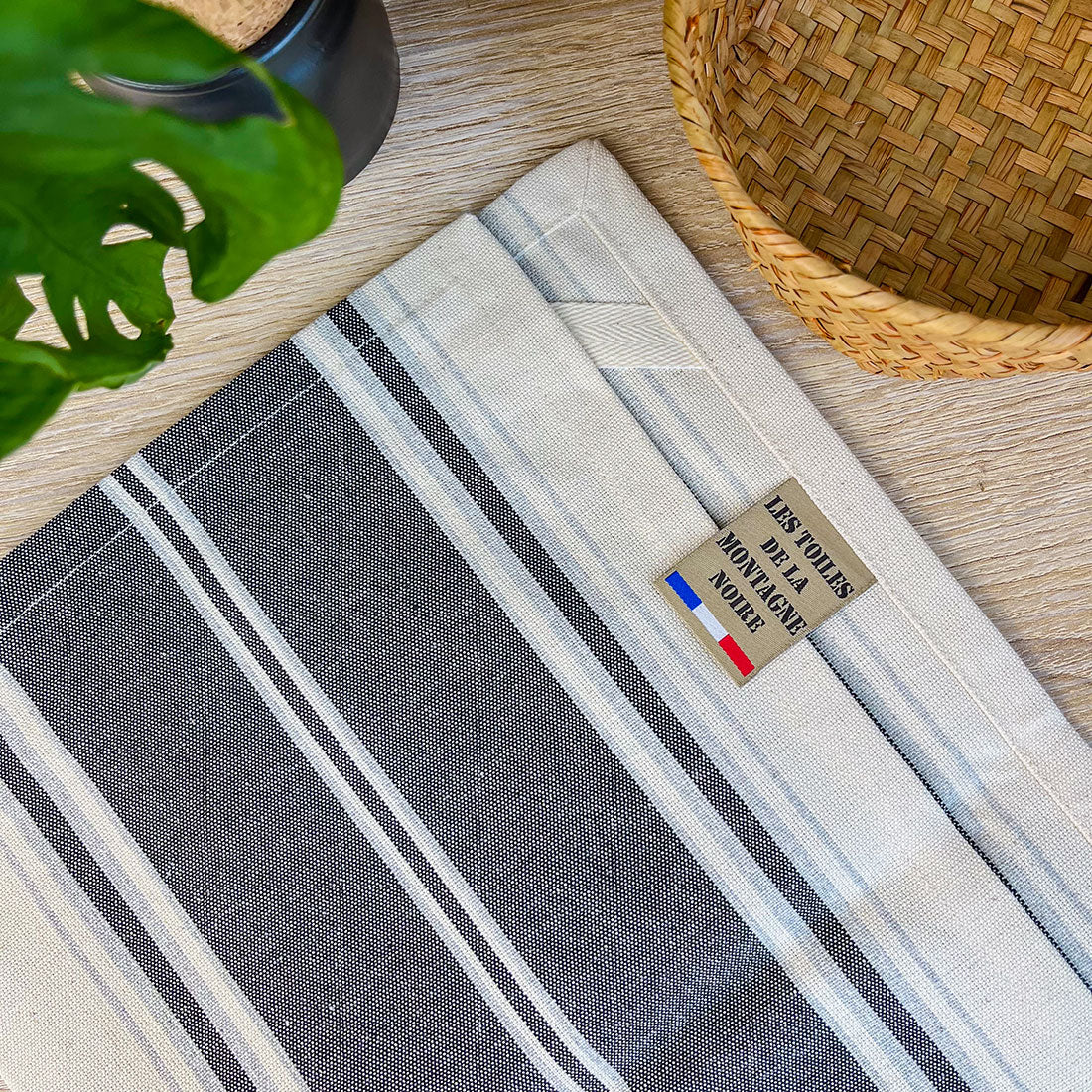 Torchon Rayé Noir & Blanc en Coton - Essuyage efficace et élégant