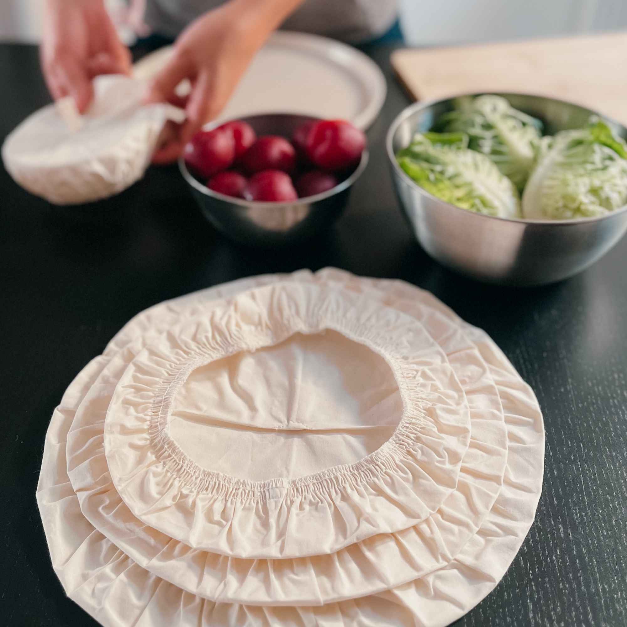 Couvercles en coton bio utilisés pour couvrir bols et plats de fruits et légumes, accessoire pratique et zéro déchet.