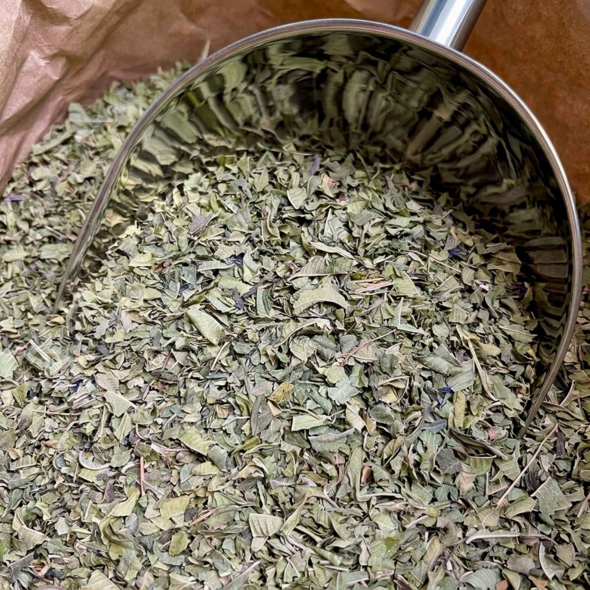 Verveine citronnée bio en feuilles coupées (Aloysia citriodora), également connue sous le nom de verveine odorante, présentée en vrac pour préparer des infusions, boissons fraîches et recettes maison.