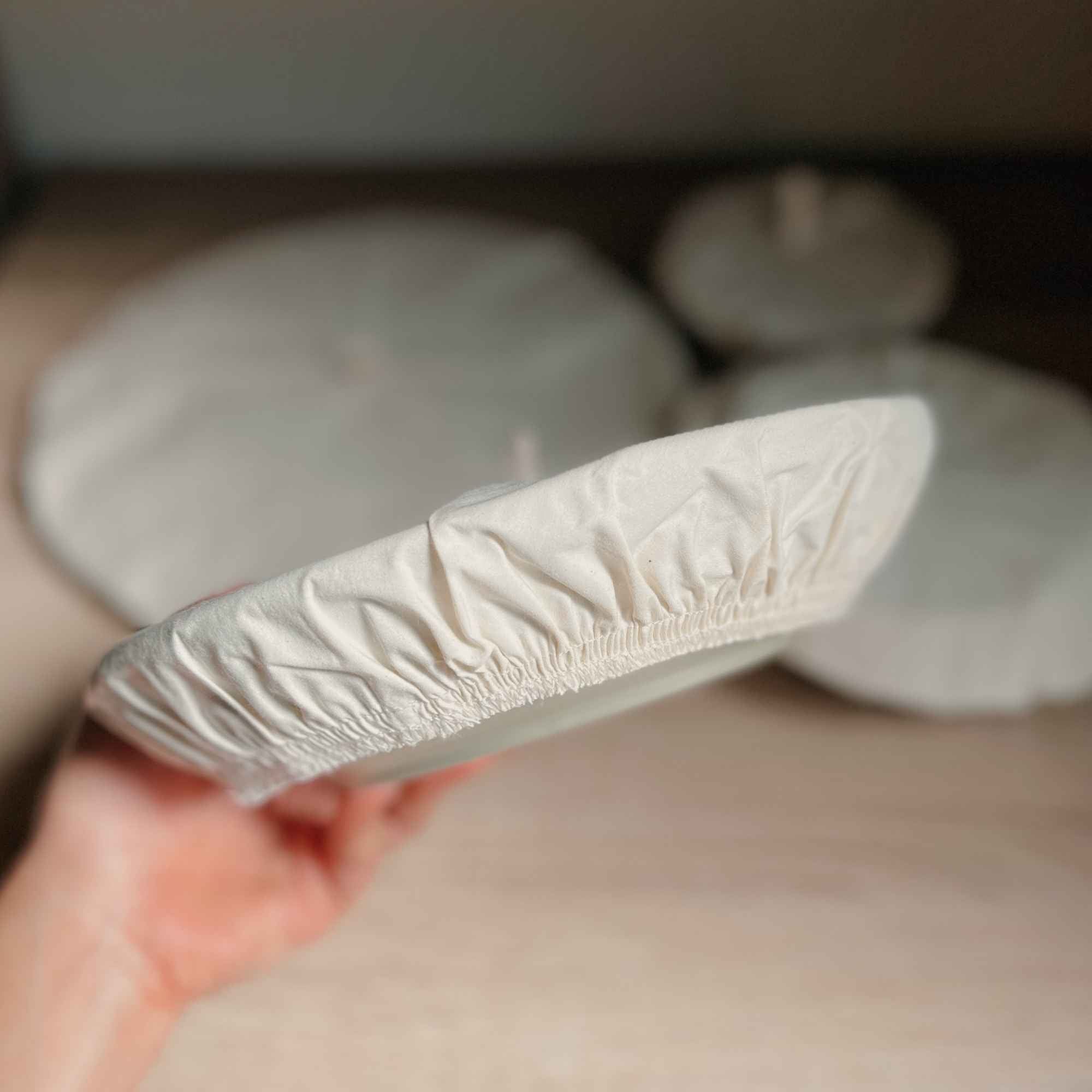 Couvercle en coton bio réutilisable vu de côté, avec élastique ajusté pour s’adapter facilement aux contenants.