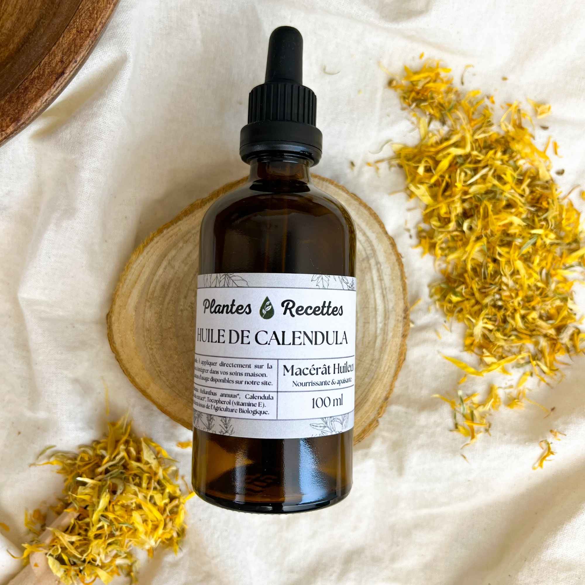 Macérat huileux de calendula bio Plantes & Recettes, fabriqué artisanalement à froid dans notre atelier des Hauts-de-France, riche en actifs naturels.