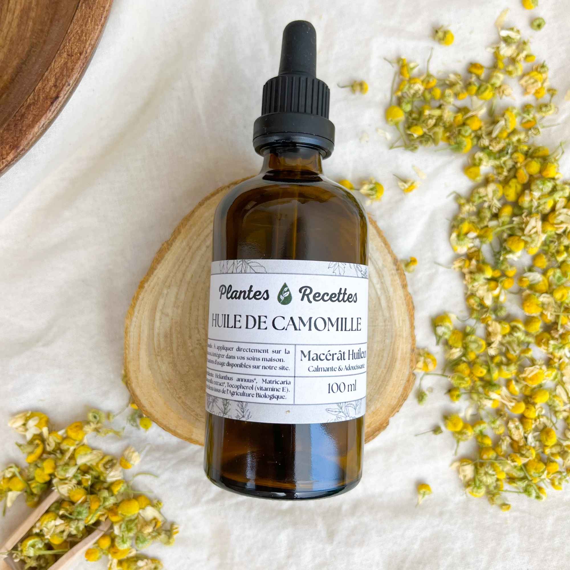 Macérat huileux de camomille bio Plantes & Recettes, fabriqué artisanalement à froid dans notre atelier des Hauts-de-France, concentré en actifs apaisants.