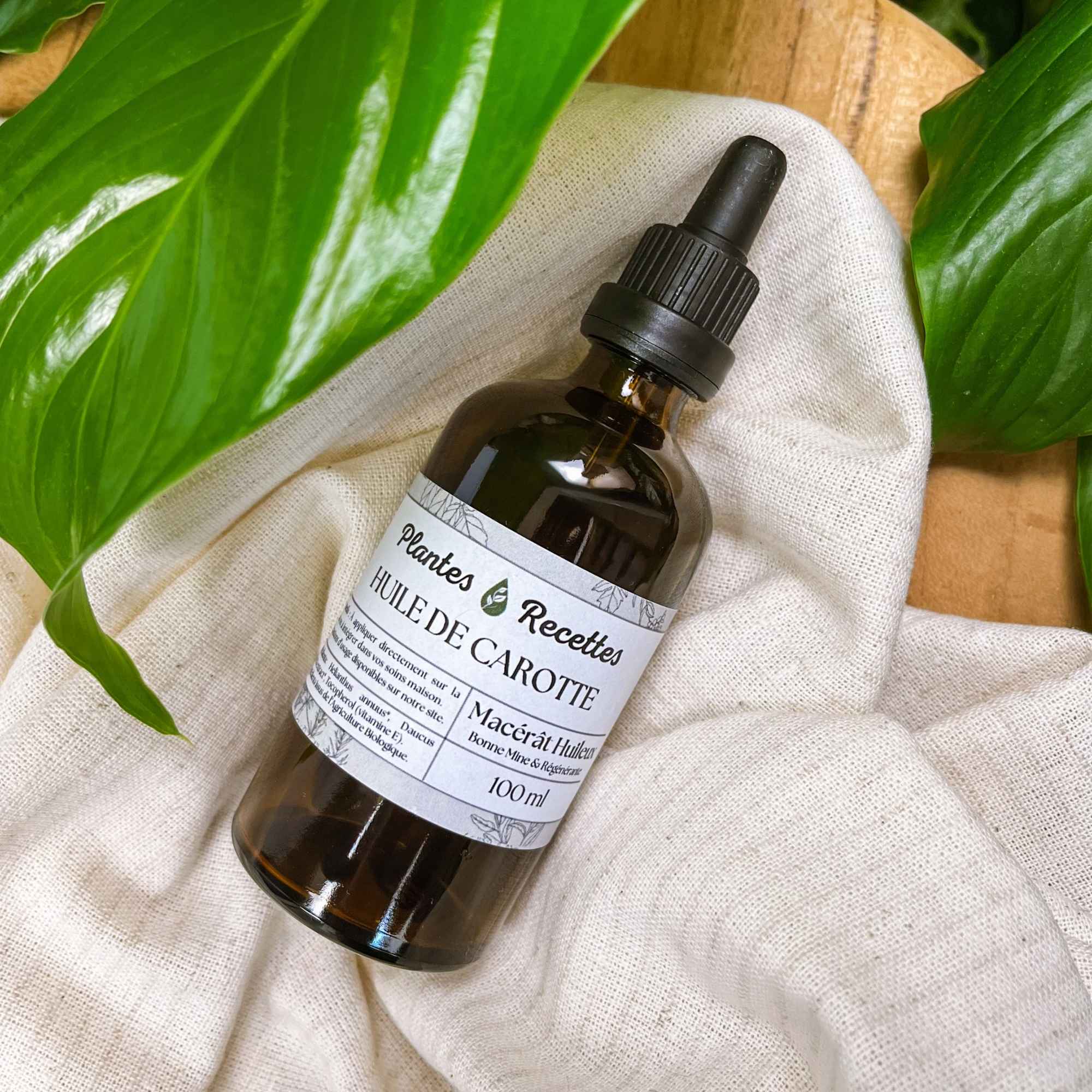 Fabrication artisanale du macérat huileux de carotte bio Plantes & Recettes dans les Hauts-de-France, macération longue à froid et mise en flacon à la main.