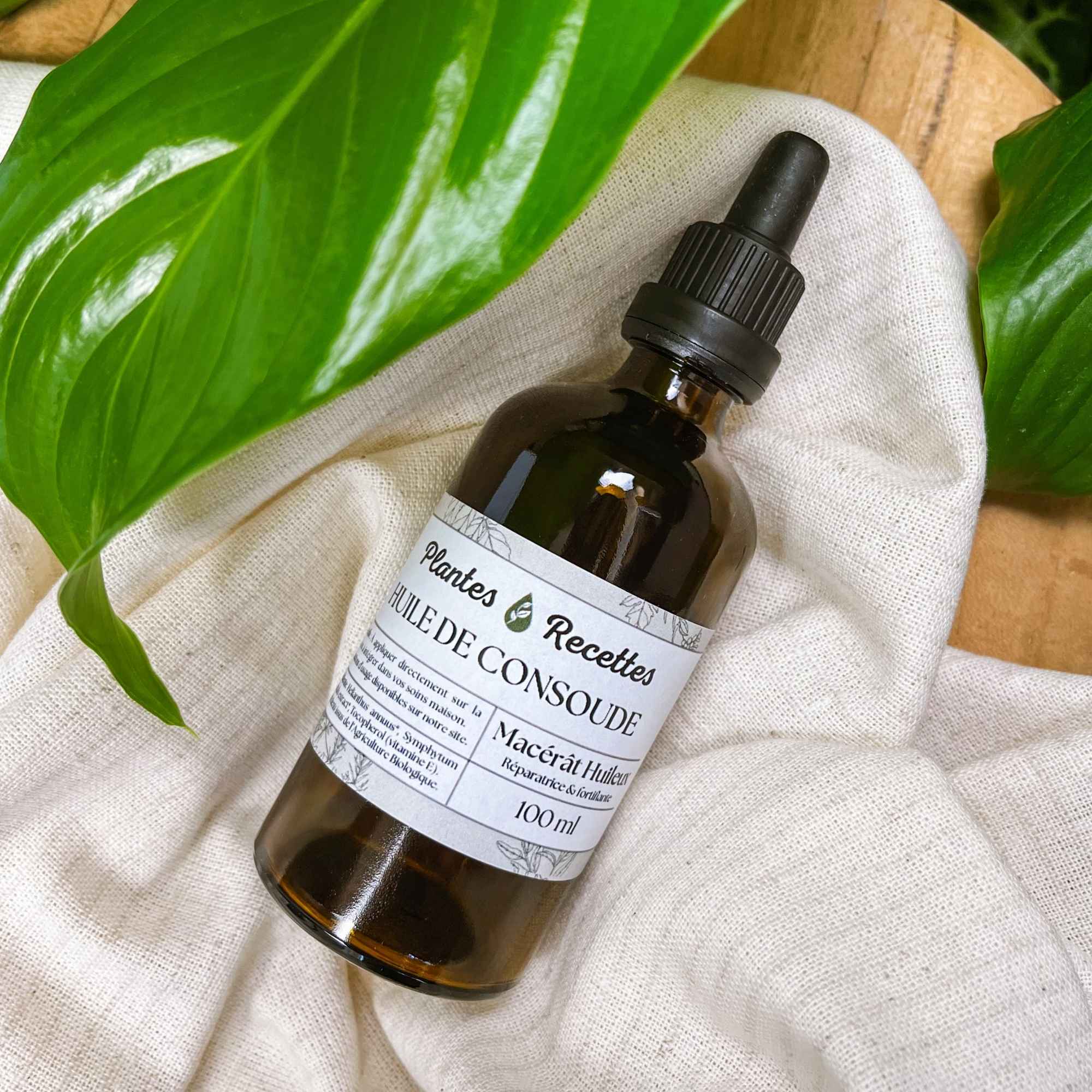 Application du macérat huileux de consoude bio Plantes & Recettes, soin naturel pour adoucir, nourrir et régénérer la peau en douceur.