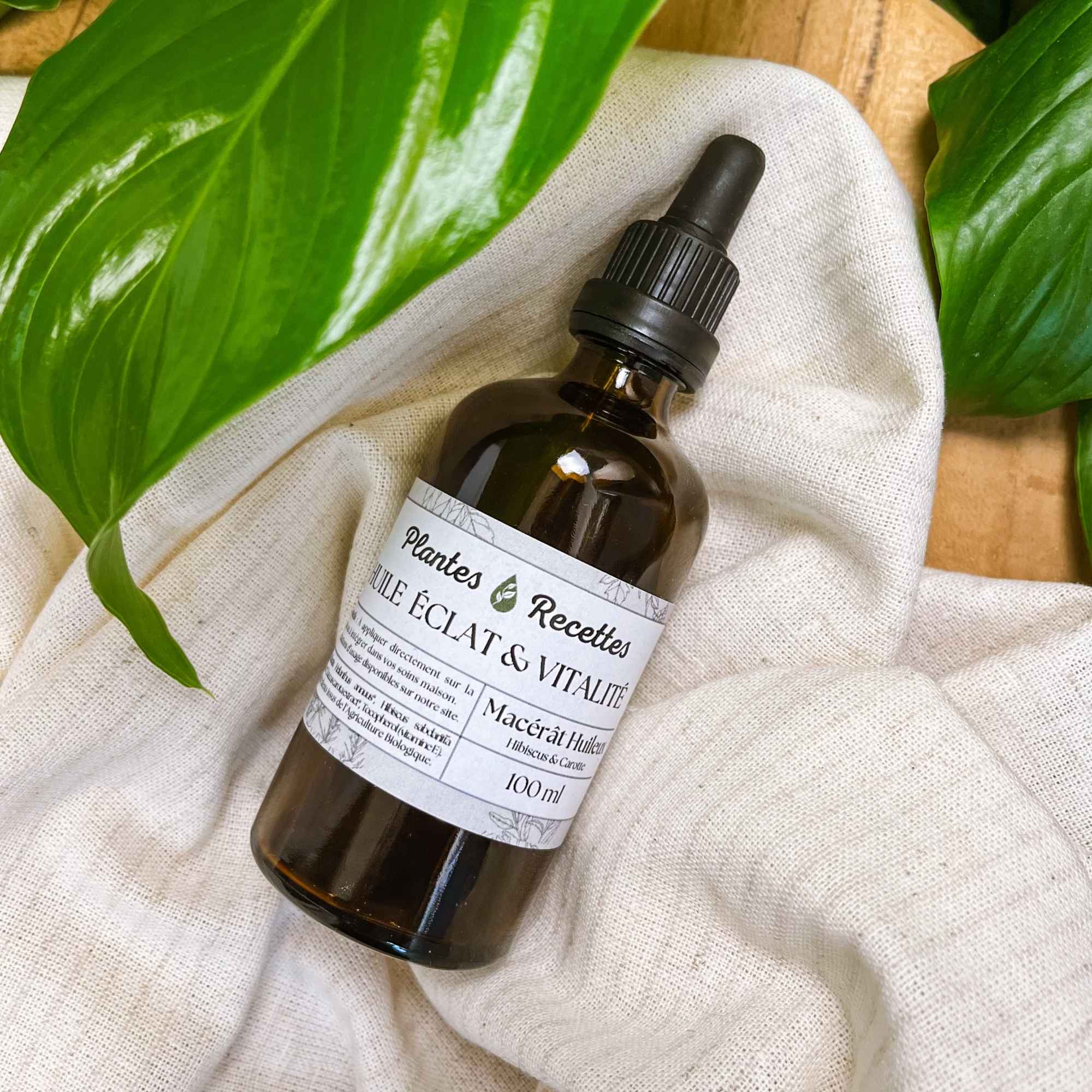 Fleurs de calendula bio infusées lentement dans une huile végétale pour créer un macérat concentré et apaisant Plantes & Recettes.