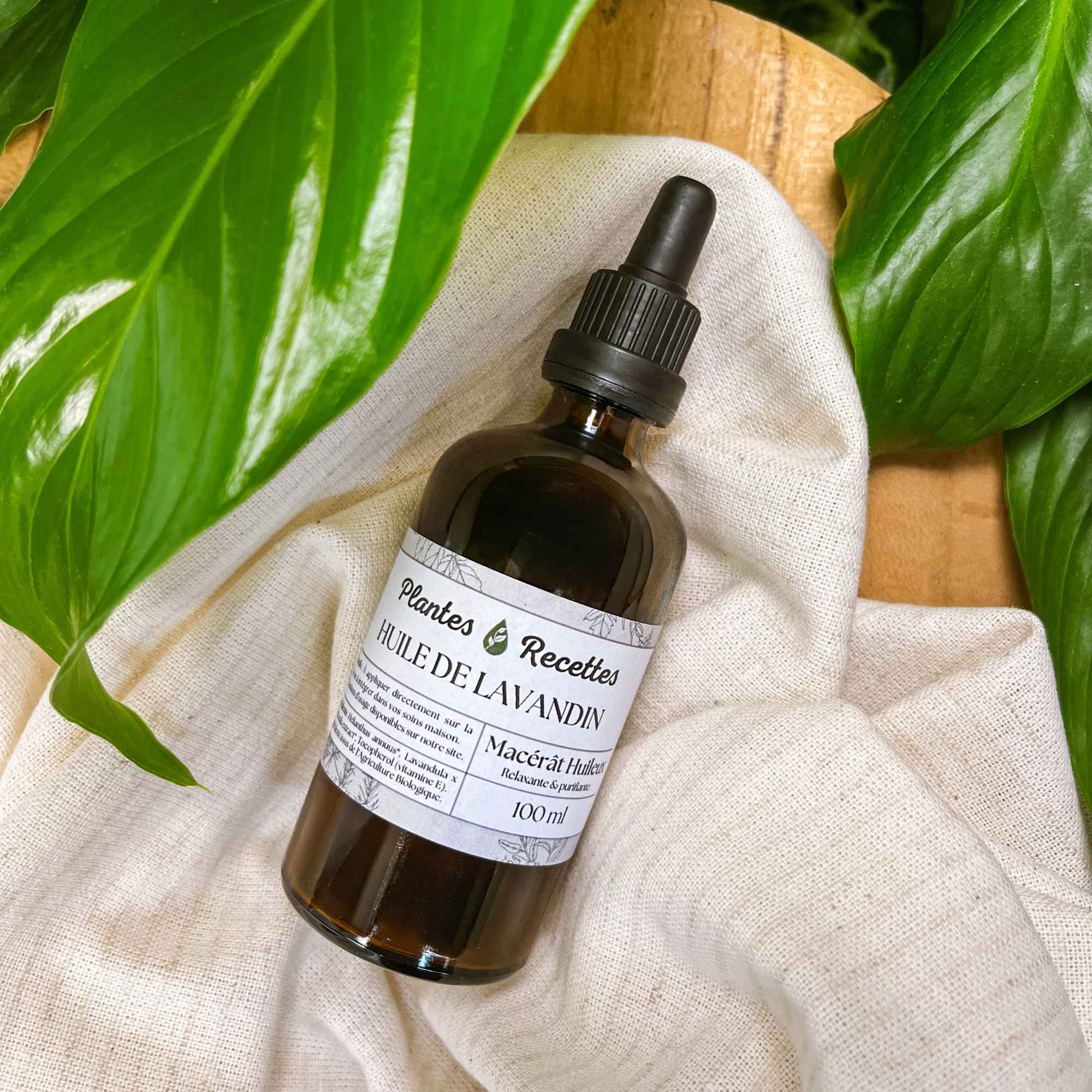 Fleurs de lavandin bio infusées lentement dans une huile végétale pour créer un macérat relaxant et équilibrant Plantes & Recettes.