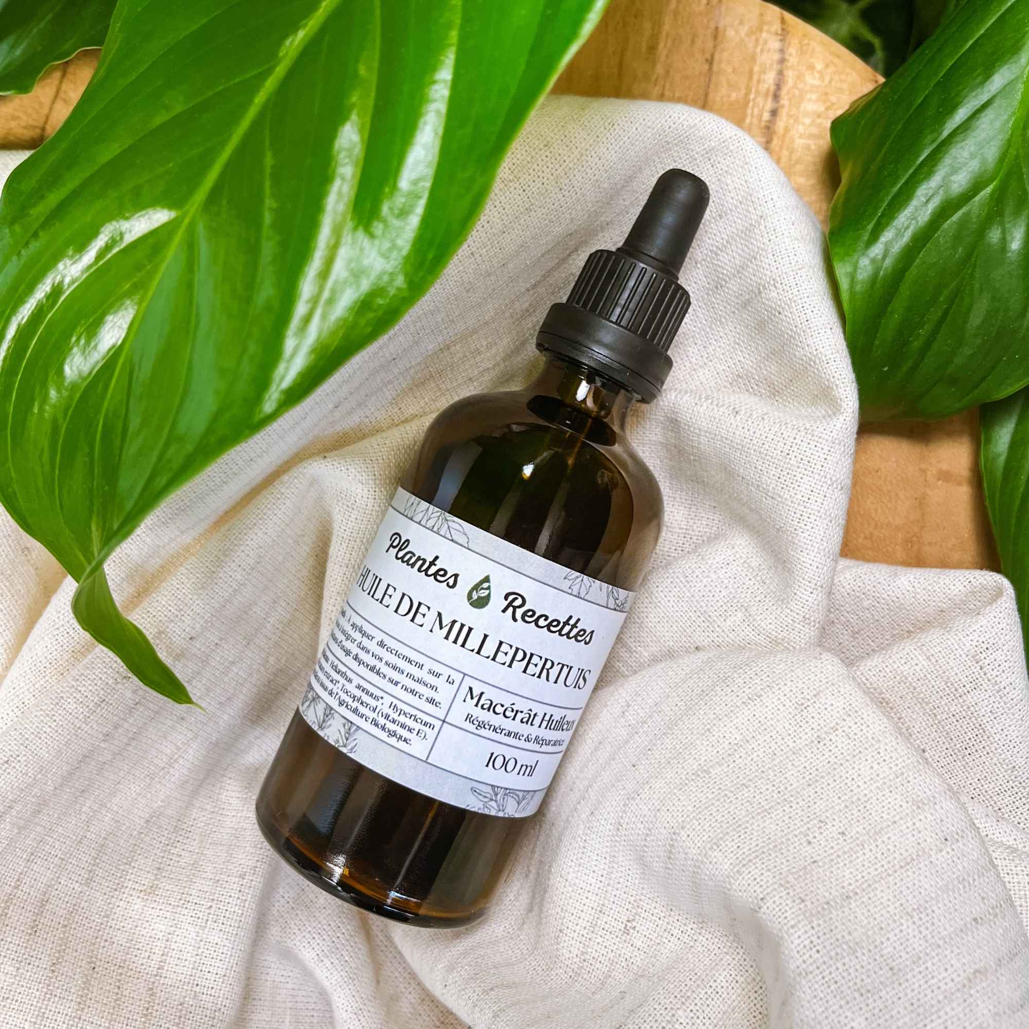 Fleurs de millepertuis bio infusées dans une huile végétale, donnant un macérat rouge apaisant et réparateur signé Plantes & Recettes.